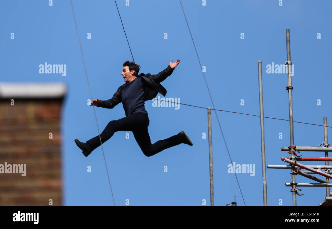 ​Tom cruise saute du toit d'un bâtiment à l'autre lors du tournage du prochain film de la 'mission : impossible' series ; régulateur semblait blesser lui-même dans le stunt et nécessaire d'un traitement médical. les 55 ans, homme d'action a été blessé au cours d'un grand bâtiment-jump stunt sur l'ensemble du blockbuster à Londres le dimanche (13SEP17) - qui a été pris en photo. cruise semble manquer sa marque tout en sautant de gréement sur la construction d'un immeuble voisin, et claqua contre le mur. grimper dans le mur et se lève, le film star boité pendant quelques mètres puis s'est effondré en Banque D'Images
