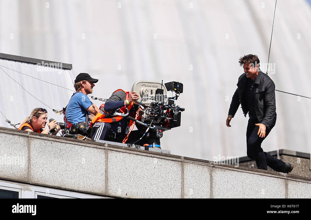 ​Tom cruise saute du toit d'un bâtiment à l'autre lors du tournage du prochain film de la 'mission : impossible' series ; régulateur semblait blesser lui-même dans le stunt et nécessaire d'un traitement médical. les 55 ans, homme d'action a été blessé au cours d'un grand bâtiment-jump stunt sur l'ensemble du blockbuster à Londres le dimanche (13SEP17) - qui a été pris en photo. cruise semble manquer sa marque tout en sautant de gréement sur la construction d'un immeuble voisin, et claqua contre le mur. grimper dans le mur et se lève, le film star boité pendant quelques mètres puis s'est effondré en Banque D'Images