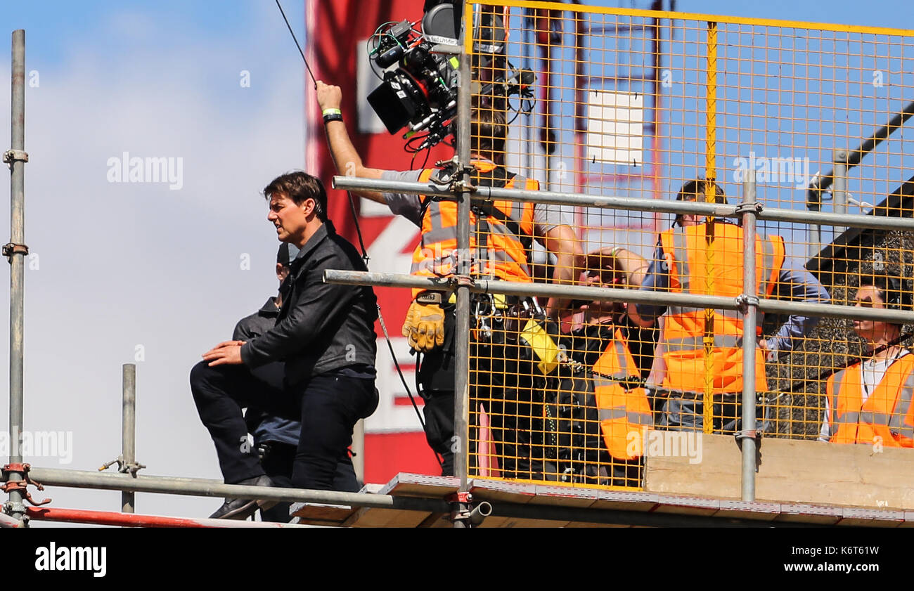 ​Tom cruise saute du toit d'un bâtiment à l'autre lors du tournage du prochain film de la 'mission : impossible' series ; régulateur semblait blesser lui-même dans le stunt et nécessaire d'un traitement médical. les 55 ans, homme d'action a été blessé au cours d'un grand bâtiment-jump stunt sur l'ensemble du blockbuster à Londres le dimanche (13SEP17) - qui a été pris en photo. cruise semble manquer sa marque tout en sautant de gréement sur la construction d'un immeuble voisin, et claqua contre le mur. grimper dans le mur et se lève, le film star boité pendant quelques mètres puis s'est effondré en Banque D'Images