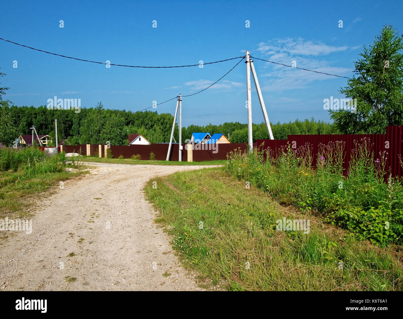 Route de terre dans le village en été, la russie Banque D'Images