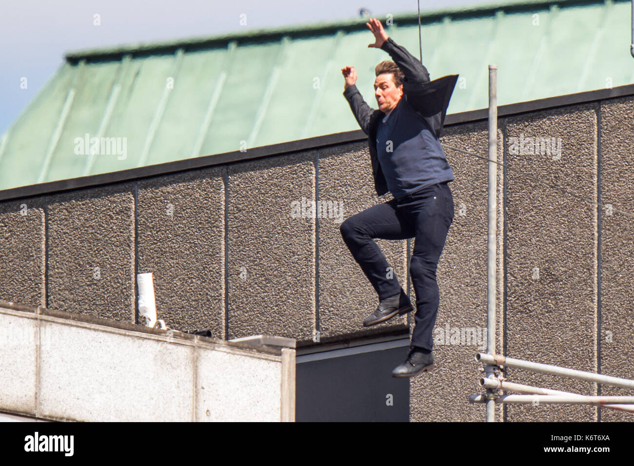 ​Tom cruise saute du toit d'un bâtiment à l'autre lors du tournage du prochain film de la 'mission : impossible' series ; régulateur semblait blesser lui-même dans le stunt et nécessaire d'un traitement médical. les 55 ans, homme d'action a été blessé au cours d'un grand bâtiment-jump stunt sur l'ensemble du blockbuster à Londres le dimanche (13SEP17) - qui a été pris en photo. cruise semble manquer sa marque tout en sautant de gréement sur la construction d'un immeuble voisin, et claqua contre le mur. grimper dans le mur et se lève, le film star boité pendant quelques mètres puis s'est effondré en Banque D'Images