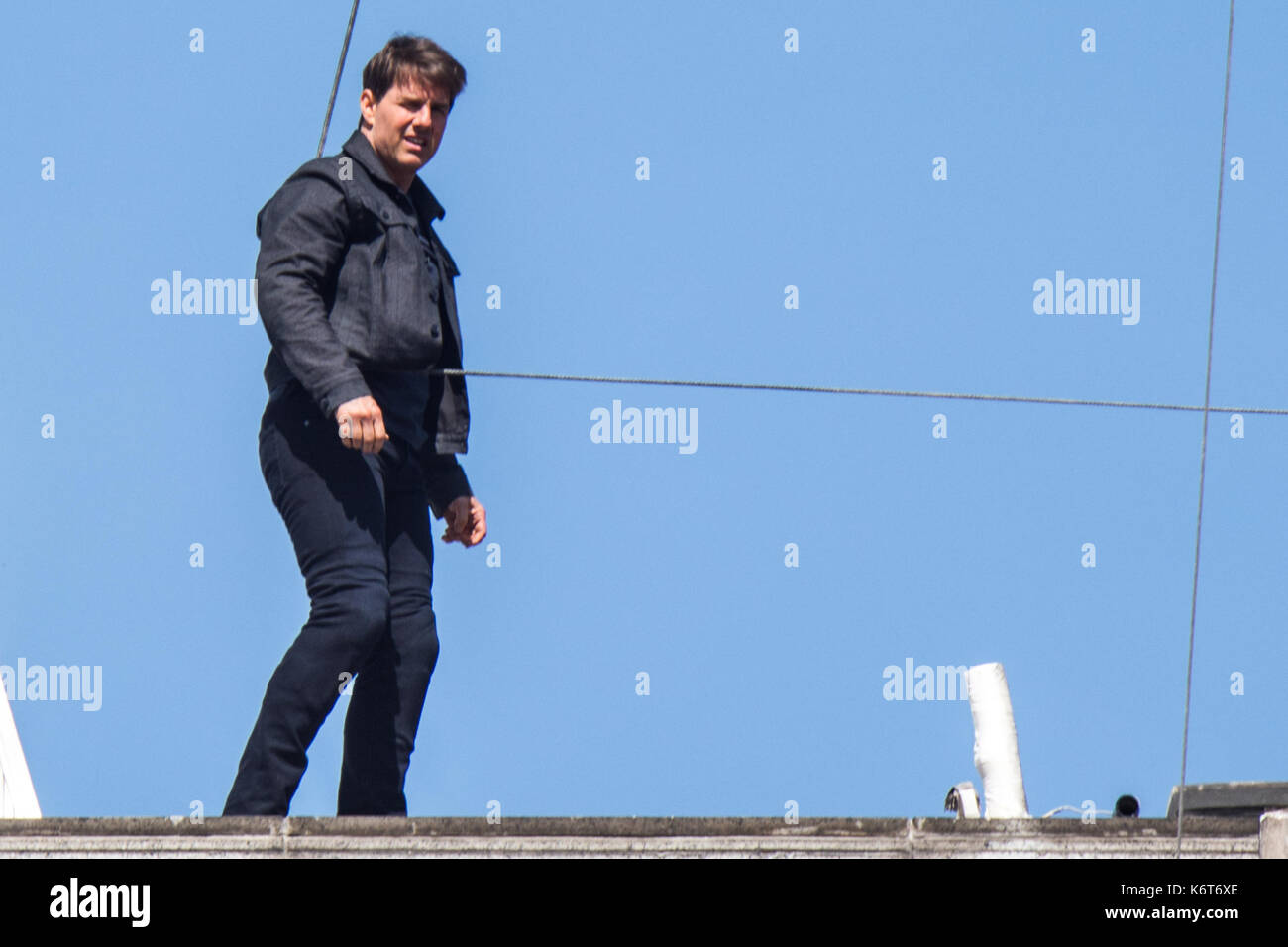 ​Tom cruise saute du toit d'un bâtiment à l'autre lors du tournage du prochain film de la 'mission : impossible' series ; régulateur semblait blesser lui-même dans le stunt et nécessaire d'un traitement médical. les 55 ans, homme d'action a été blessé au cours d'un grand bâtiment-jump stunt sur l'ensemble du blockbuster à Londres le dimanche (13SEP17) - qui a été pris en photo. cruise semble manquer sa marque tout en sautant de gréement sur la construction d'un immeuble voisin, et claqua contre le mur. grimper dans le mur et se lève, le film star boité pendant quelques mètres puis s'est effondré en Banque D'Images