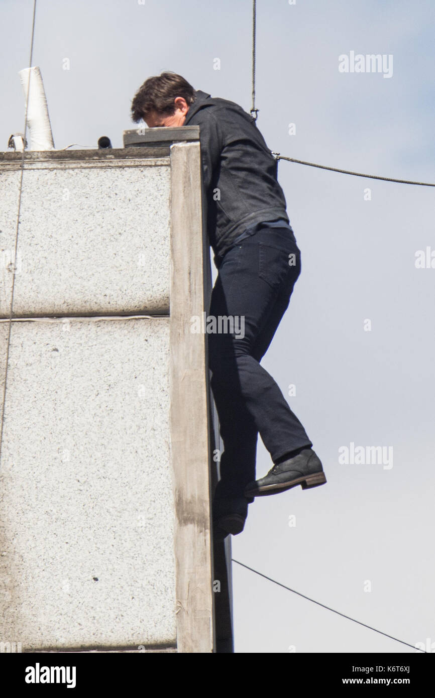 ​Tom cruise saute du toit d'un bâtiment à l'autre lors du tournage du prochain film de la 'mission : impossible' series ; régulateur semblait blesser lui-même dans le stunt et nécessaire d'un traitement médical. les 55 ans, homme d'action a été blessé au cours d'un grand bâtiment-jump stunt sur l'ensemble du blockbuster à Londres le dimanche (13SEP17) - qui a été pris en photo. cruise semble manquer sa marque tout en sautant de gréement sur la construction d'un immeuble voisin, et claqua contre le mur. grimper dans le mur et se lève, le film star boité pendant quelques mètres puis s'est effondré en Banque D'Images