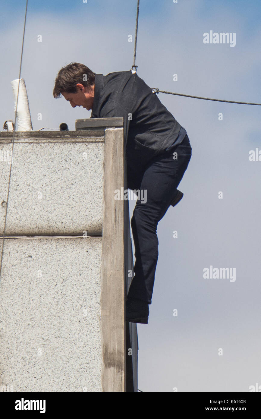 ​Tom cruise saute du toit d'un bâtiment à l'autre lors du tournage du prochain film de la 'mission : impossible' series ; régulateur semblait blesser lui-même dans le stunt et nécessaire d'un traitement médical. les 55 ans, homme d'action a été blessé au cours d'un grand bâtiment-jump stunt sur l'ensemble du blockbuster à Londres le dimanche (13SEP17) - qui a été pris en photo. cruise semble manquer sa marque tout en sautant de gréement sur la construction d'un immeuble voisin, et claqua contre le mur. grimper dans le mur et se lève, le film star boité pendant quelques mètres puis s'est effondré en Banque D'Images
