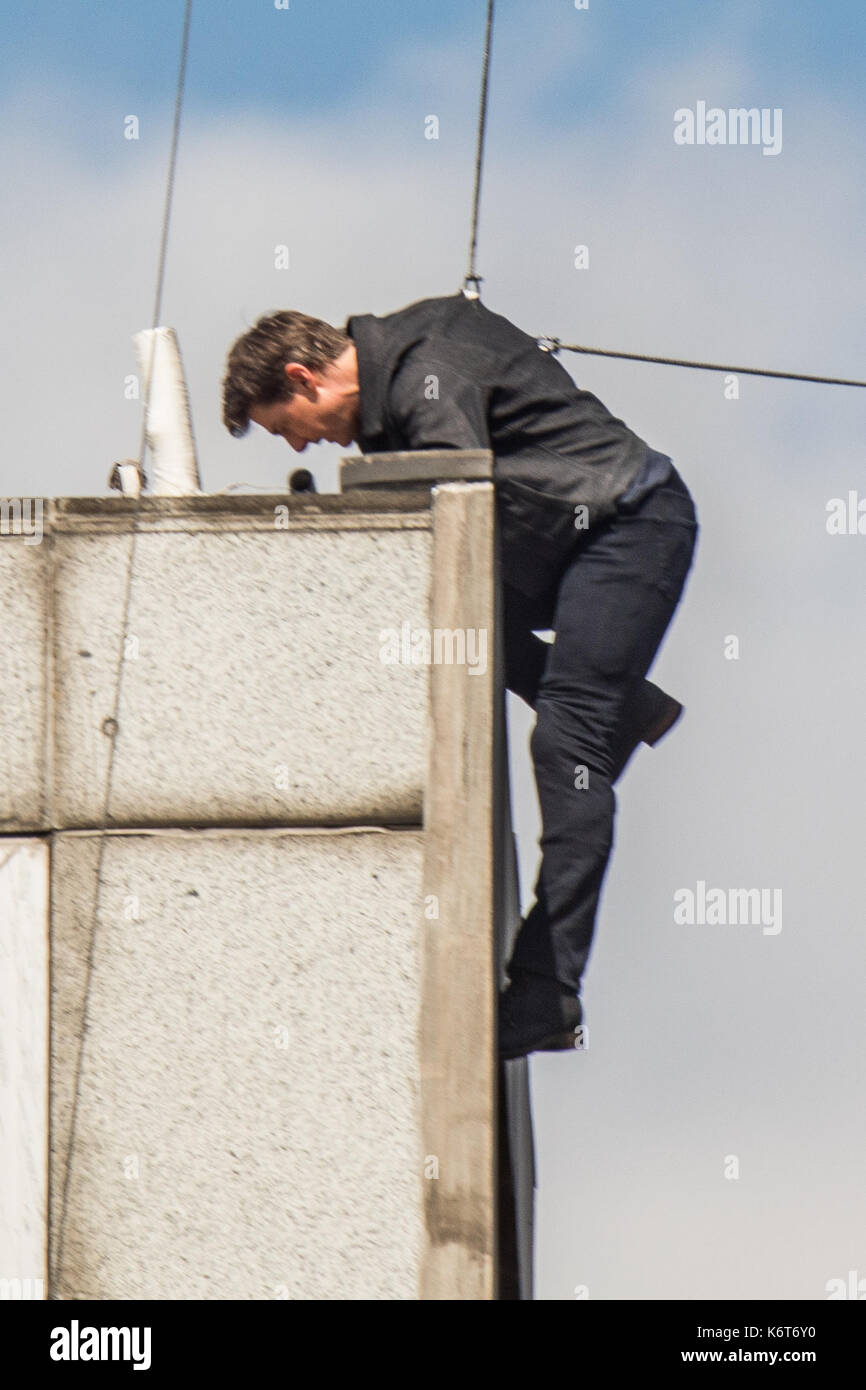 ​Tom cruise saute du toit d'un bâtiment à l'autre lors du tournage du prochain film de la 'mission : impossible' series ; régulateur semblait blesser lui-même dans le stunt et nécessaire d'un traitement médical. les 55 ans, homme d'action a été blessé au cours d'un grand bâtiment-jump stunt sur l'ensemble du blockbuster à Londres le dimanche (13SEP17) - qui a été pris en photo. cruise semble manquer sa marque tout en sautant de gréement sur la construction d'un immeuble voisin, et claqua contre le mur. grimper dans le mur et se lève, le film star boité pendant quelques mètres puis s'est effondré en Banque D'Images