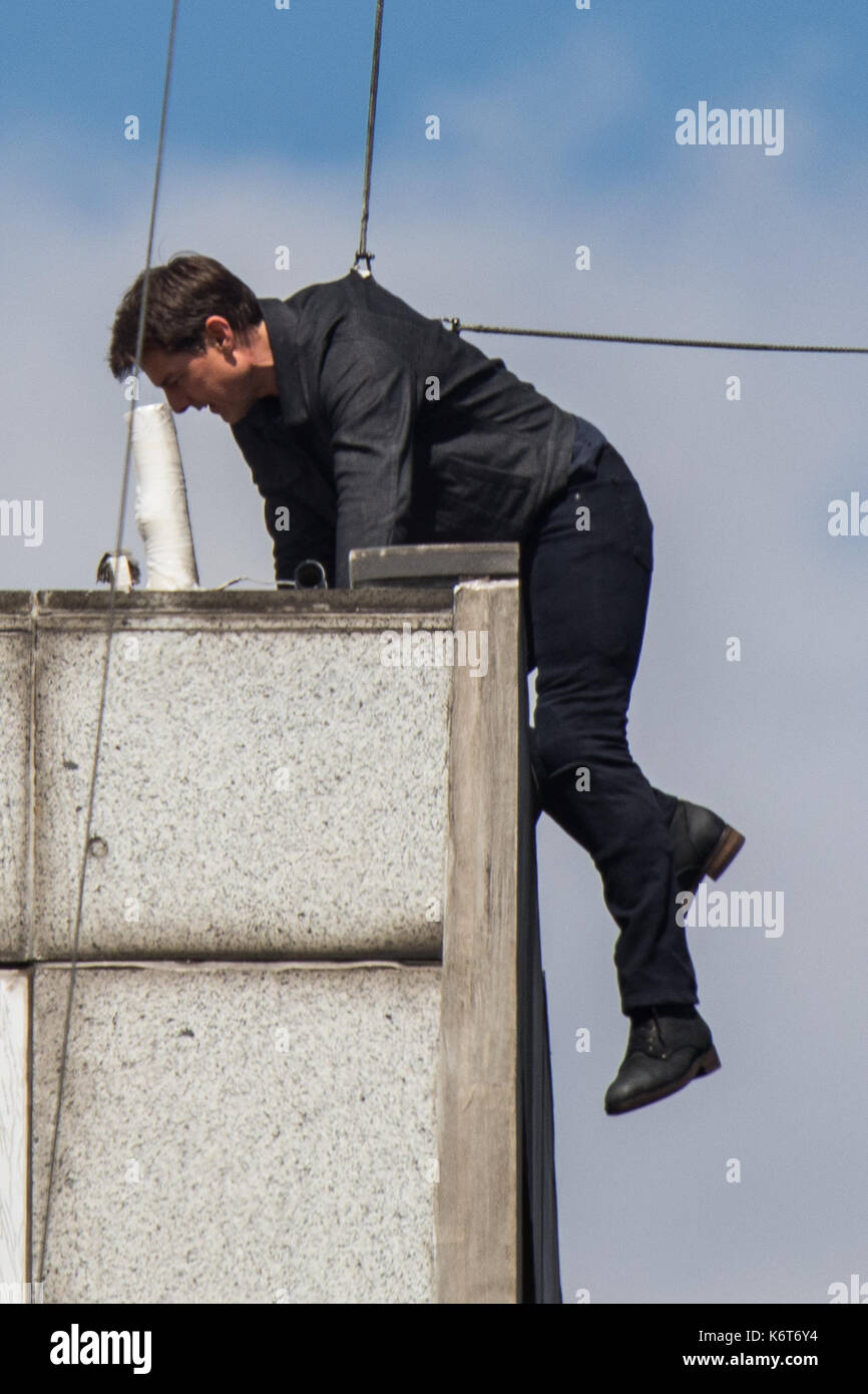 ​Tom cruise saute du toit d'un bâtiment à l'autre lors du tournage du prochain film de la 'mission : impossible' series ; régulateur semblait blesser lui-même dans le stunt et nécessaire d'un traitement médical. les 55 ans, homme d'action a été blessé au cours d'un grand bâtiment-jump stunt sur l'ensemble du blockbuster à Londres le dimanche (13SEP17) - qui a été pris en photo. cruise semble manquer sa marque tout en sautant de gréement sur la construction d'un immeuble voisin, et claqua contre le mur. grimper dans le mur et se lève, le film star boité pendant quelques mètres puis s'est effondré en Banque D'Images