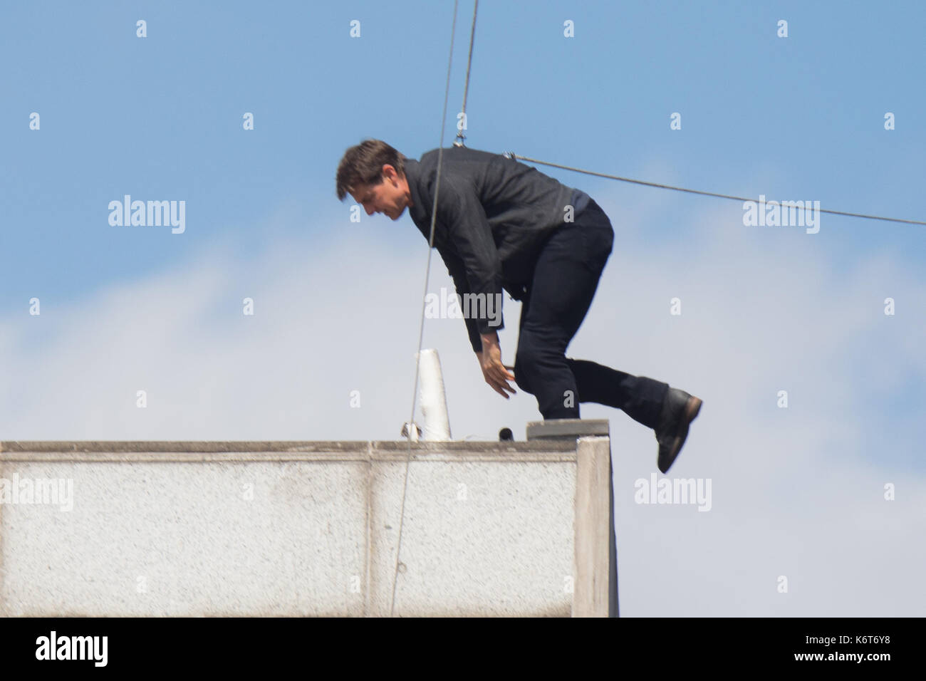 ​Tom cruise saute du toit d'un bâtiment à l'autre lors du tournage du prochain film de la 'mission : impossible' series ; régulateur semblait blesser lui-même dans le stunt et nécessaire d'un traitement médical. les 55 ans, homme d'action a été blessé au cours d'un grand bâtiment-jump stunt sur l'ensemble du blockbuster à Londres le dimanche (13SEP17) - qui a été pris en photo. cruise semble manquer sa marque tout en sautant de gréement sur la construction d'un immeuble voisin, et claqua contre le mur. grimper dans le mur et se lève, le film star boité pendant quelques mètres puis s'est effondré en Banque D'Images