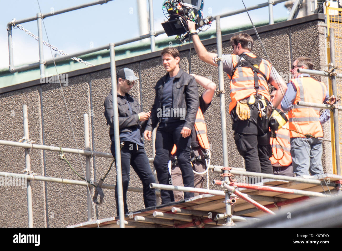 ​Tom cruise saute du toit d'un bâtiment à l'autre lors du tournage du prochain film de la 'mission : impossible' series ; régulateur semblait blesser lui-même dans le stunt et nécessaire d'un traitement médical. les 55 ans, homme d'action a été blessé au cours d'un grand bâtiment-jump stunt sur l'ensemble du blockbuster à Londres le dimanche (13SEP17) - qui a été pris en photo. cruise semble manquer sa marque tout en sautant de gréement sur la construction d'un immeuble voisin, et claqua contre le mur. grimper dans le mur et se lève, le film star boité pendant quelques mètres puis s'est effondré en Banque D'Images