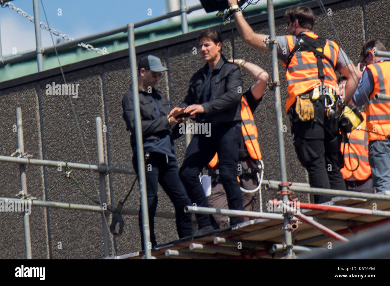 ​Tom cruise saute du toit d'un bâtiment à l'autre lors du tournage du prochain film de la 'mission : impossible' series ; régulateur semblait blesser lui-même dans le stunt et nécessaire d'un traitement médical. les 55 ans, homme d'action a été blessé au cours d'un grand bâtiment-jump stunt sur l'ensemble du blockbuster à Londres le dimanche (13SEP17) - qui a été pris en photo. cruise semble manquer sa marque tout en sautant de gréement sur la construction d'un immeuble voisin, et claqua contre le mur. grimper dans le mur et se lève, le film star boité pendant quelques mètres puis s'est effondré en Banque D'Images