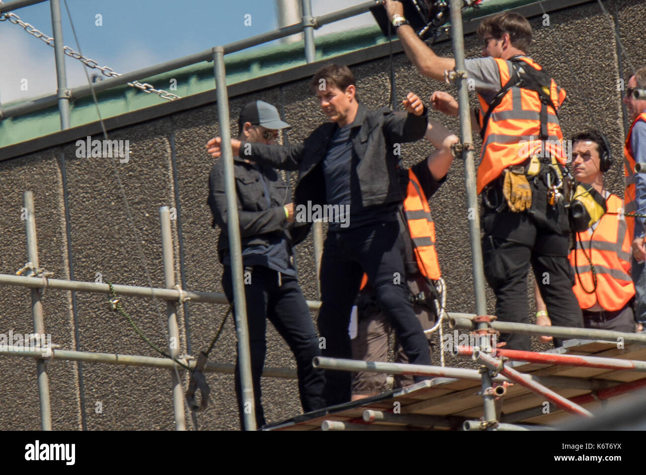 ​Tom cruise saute du toit d'un bâtiment à l'autre lors du tournage du prochain film de la 'mission : impossible' series ; régulateur semblait blesser lui-même dans le stunt et nécessaire d'un traitement médical. les 55 ans, homme d'action a été blessé au cours d'un grand bâtiment-jump stunt sur l'ensemble du blockbuster à Londres le dimanche (13SEP17) - qui a été pris en photo. cruise semble manquer sa marque tout en sautant de gréement sur la construction d'un immeuble voisin, et claqua contre le mur. grimper dans le mur et se lève, le film star boité pendant quelques mètres puis s'est effondré en Banque D'Images