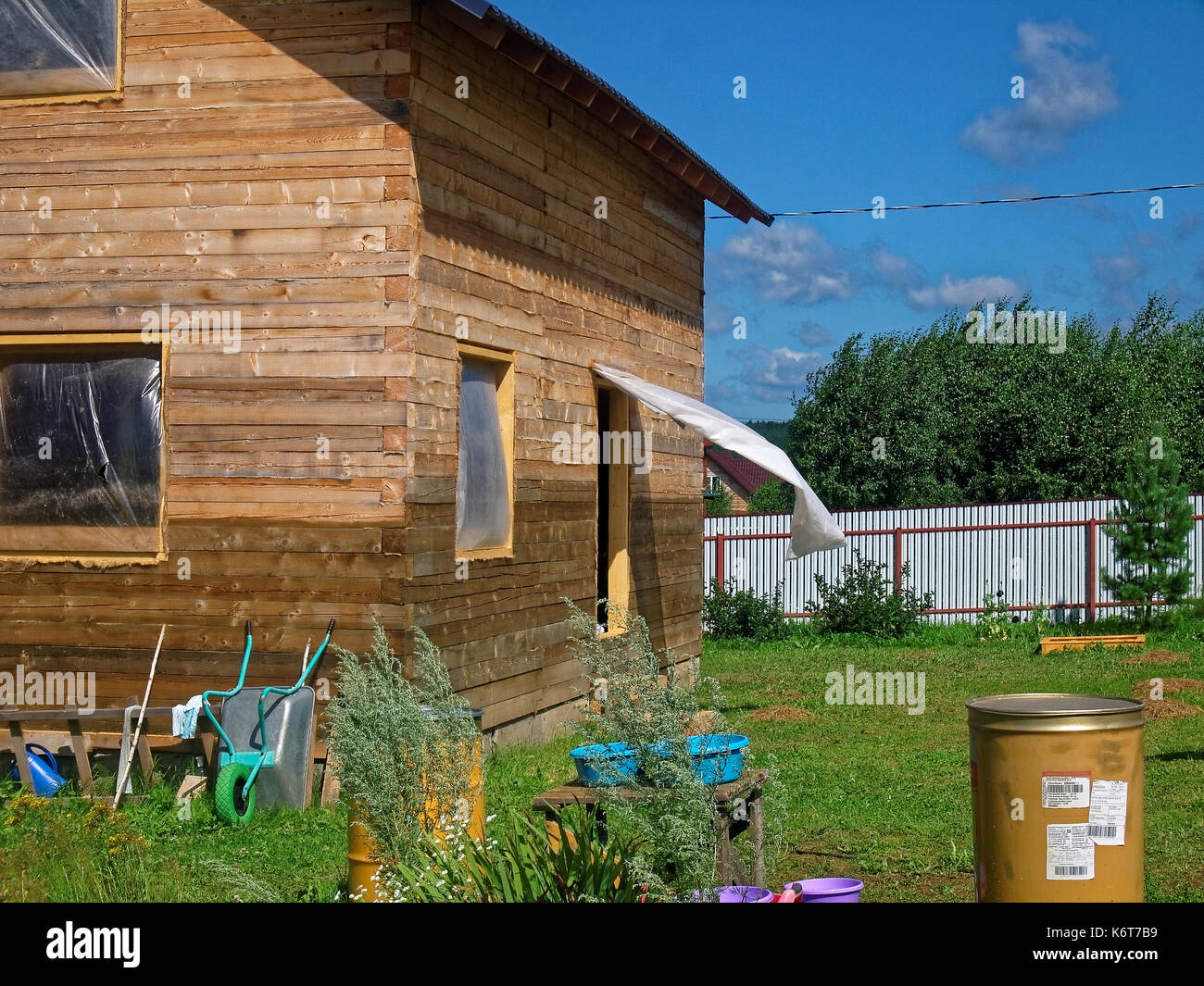 Maison en bois pour une parcelle rurale au printemps, Russie Banque D'Images