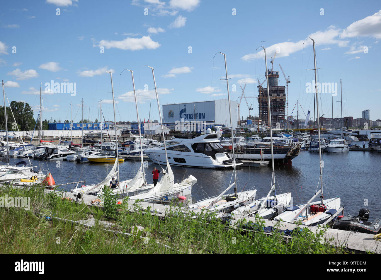 Saint-pétersbourg, Russie - 4 juin 2016 : les yachts et autres bateaux dans le yacht club Hercules dans le jour de la cérémonie d'ouverture de la course de Nord Stream. F Banque D'Images