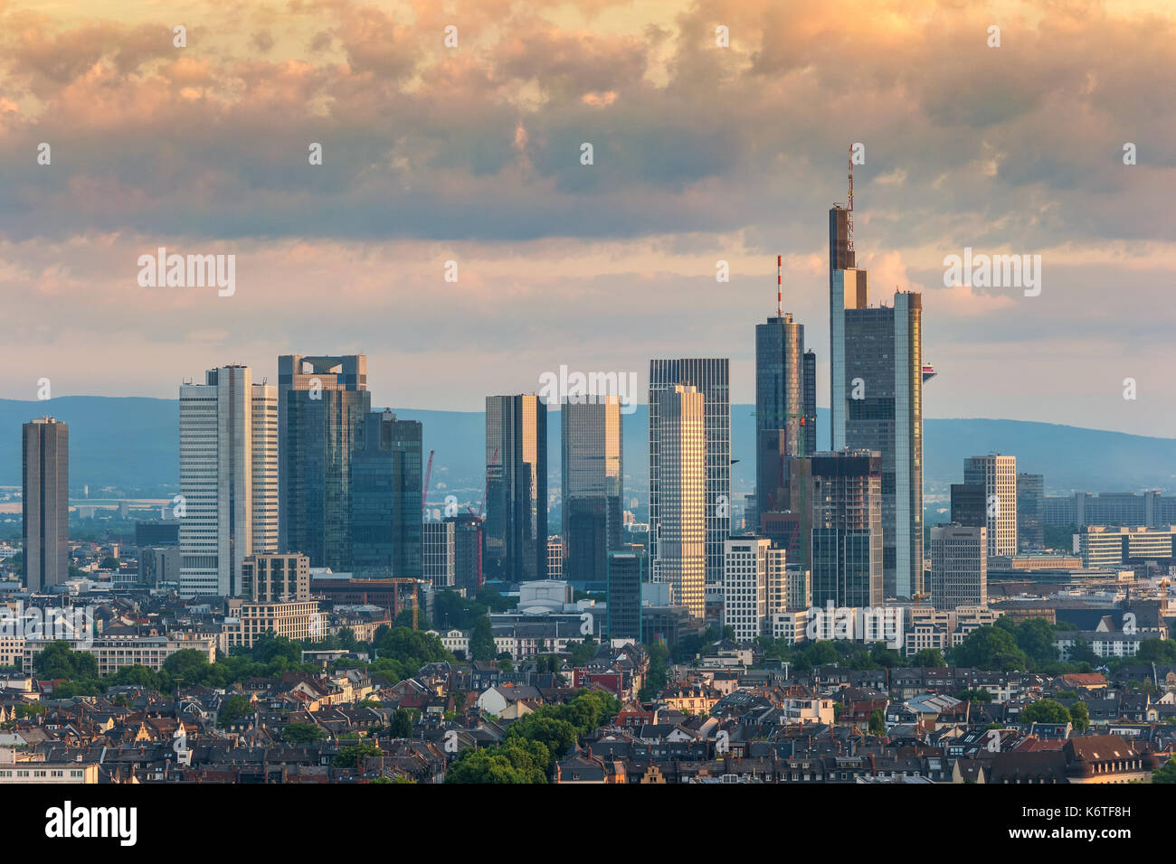 Lever du soleil sur les toits de la ville de Francfort au quartier des affaires, Francfort, Allemagne Banque D'Images