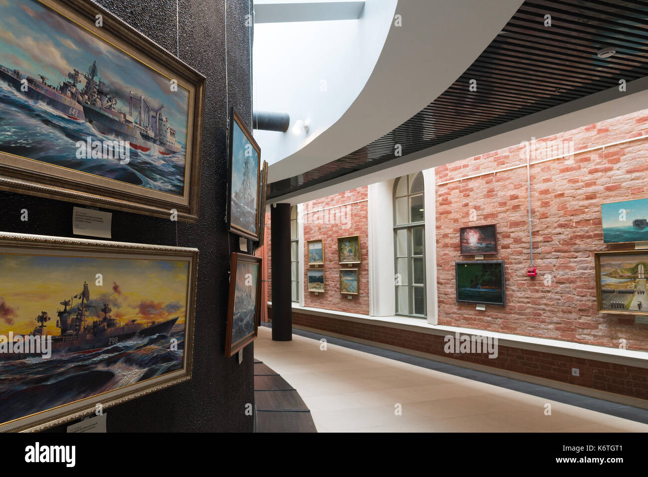 St. Petersburg, Russie - 02 juin. 2017 Exposition de peintures marines. en musée naval de krioukov barracks Banque D'Images