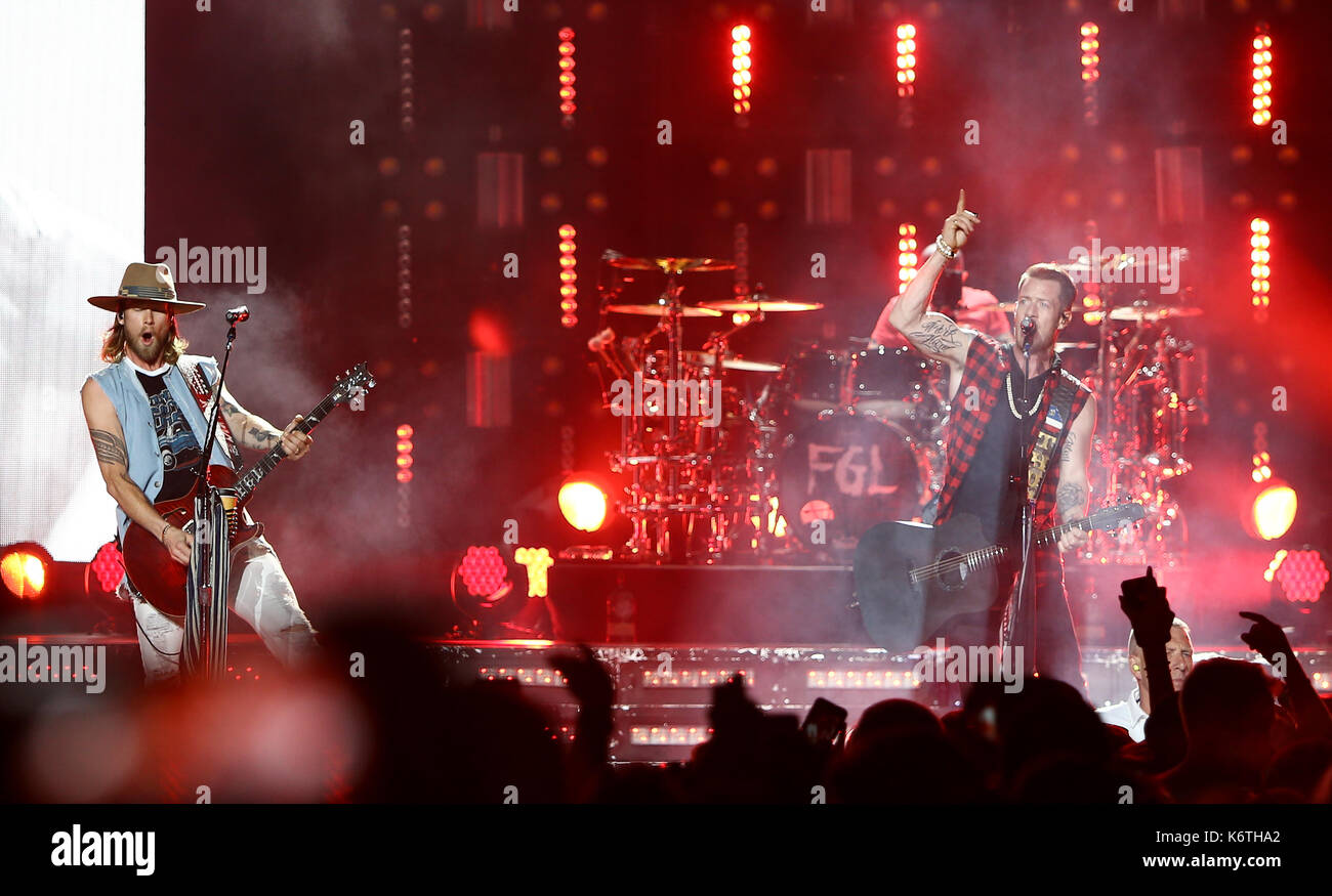 Brian Kelley (l) et Tyler hubbard de Florida Georgia line effectuer à northwell la santé au Jones Beach Theatre le 15 juin 2017 à wantagh, New York. Banque D'Images