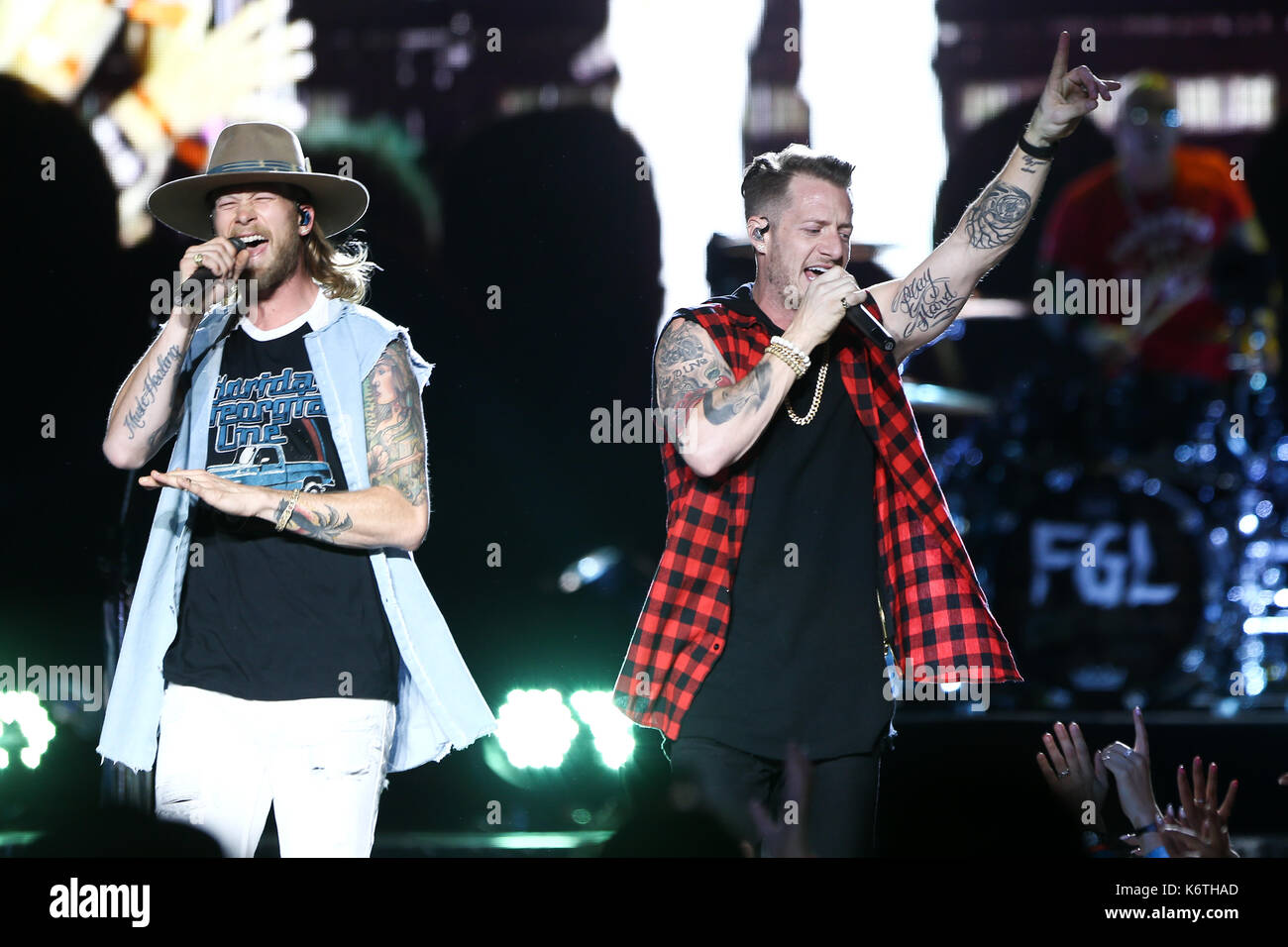 Brian Kelley (l) et Tyler hubbard de Florida Georgia line effectuer à northwell la santé au Jones Beach Theatre le 15 juin 2017 à wantagh, New York. Banque D'Images