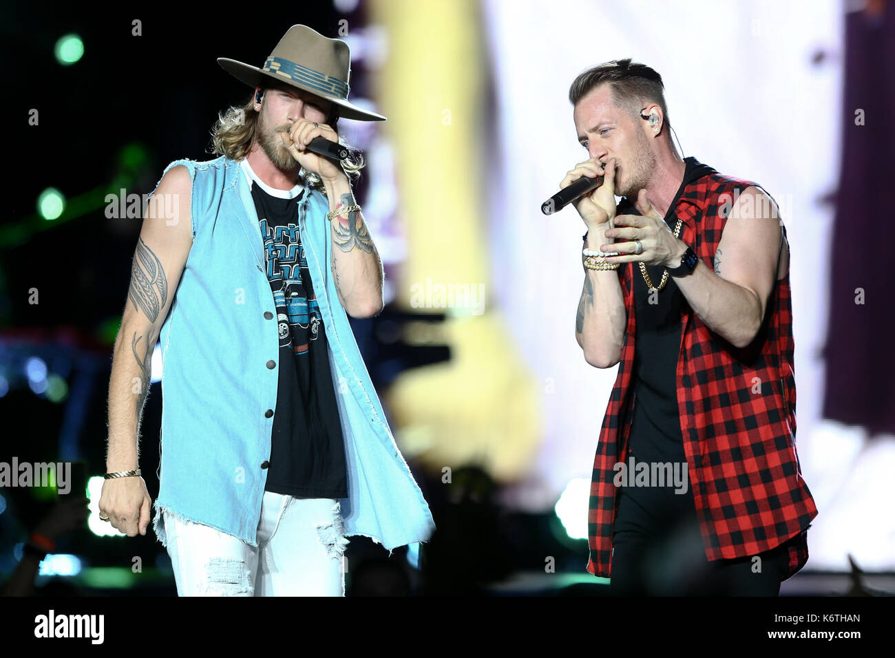 Brian Kelley (l) et Tyler hubbard de Florida Georgia line effectuer à northwell la santé au Jones Beach Theatre le 15 juin 2017 à wantagh, New York. Banque D'Images