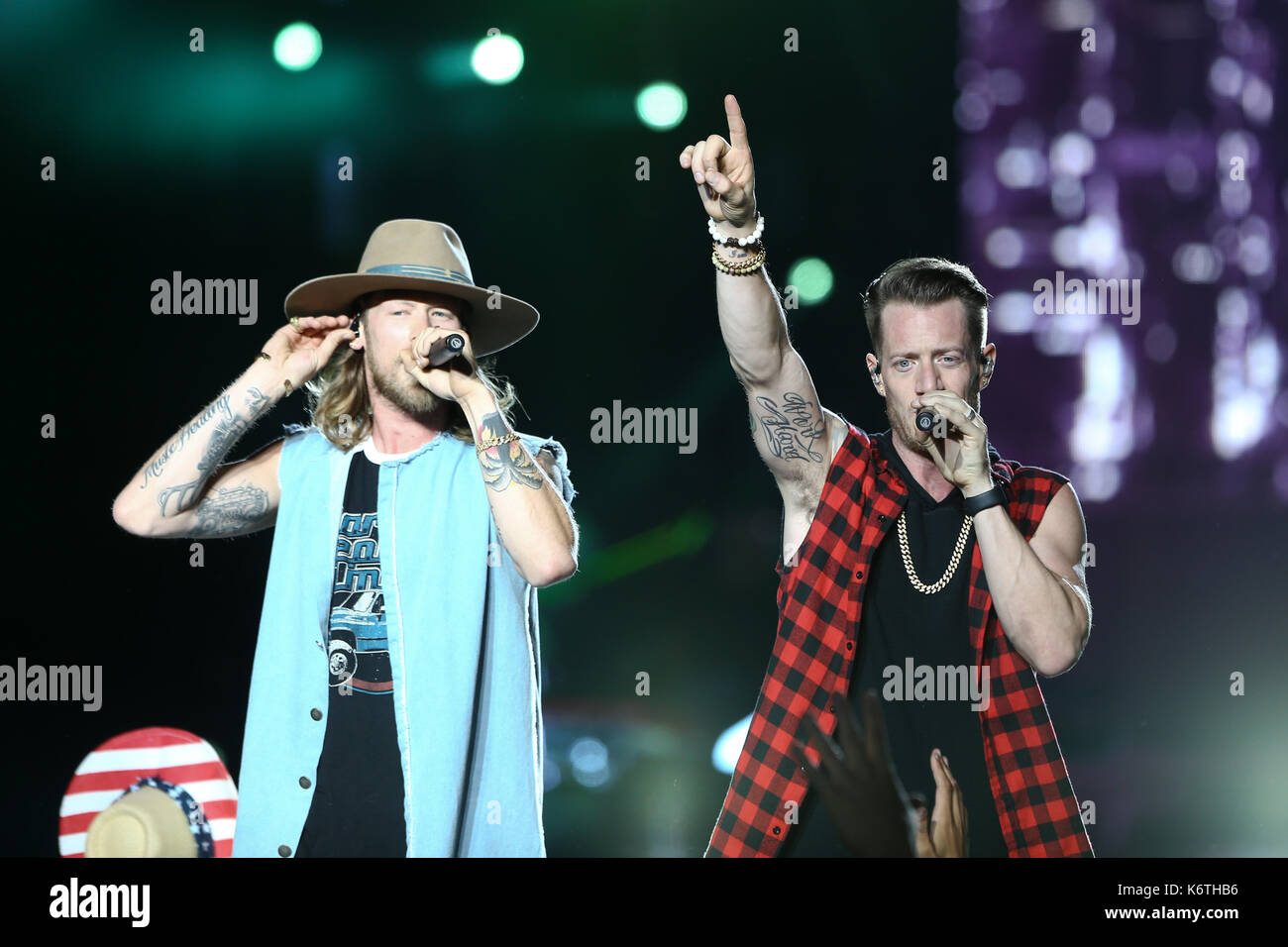 Brian Kelley (l) et Tyler hubbard de Florida Georgia line effectuer à northwell la santé au Jones Beach Theatre le 15 juin 2017 à wantagh, New York. Banque D'Images