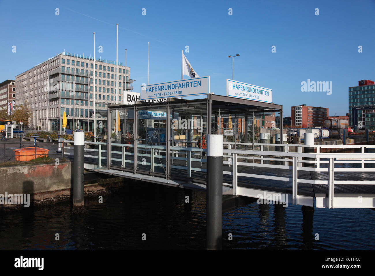 L'entrée piétonne, des visites publicitaires du port, menant à la passerelle menant au terminal de ferry Color Line à Kiel Banque D'Images L'entrée piétonne, des visites publicitaires du port, menant à la passerelle menant au terminal de ferry Color Line à Kiel Banque D'Images