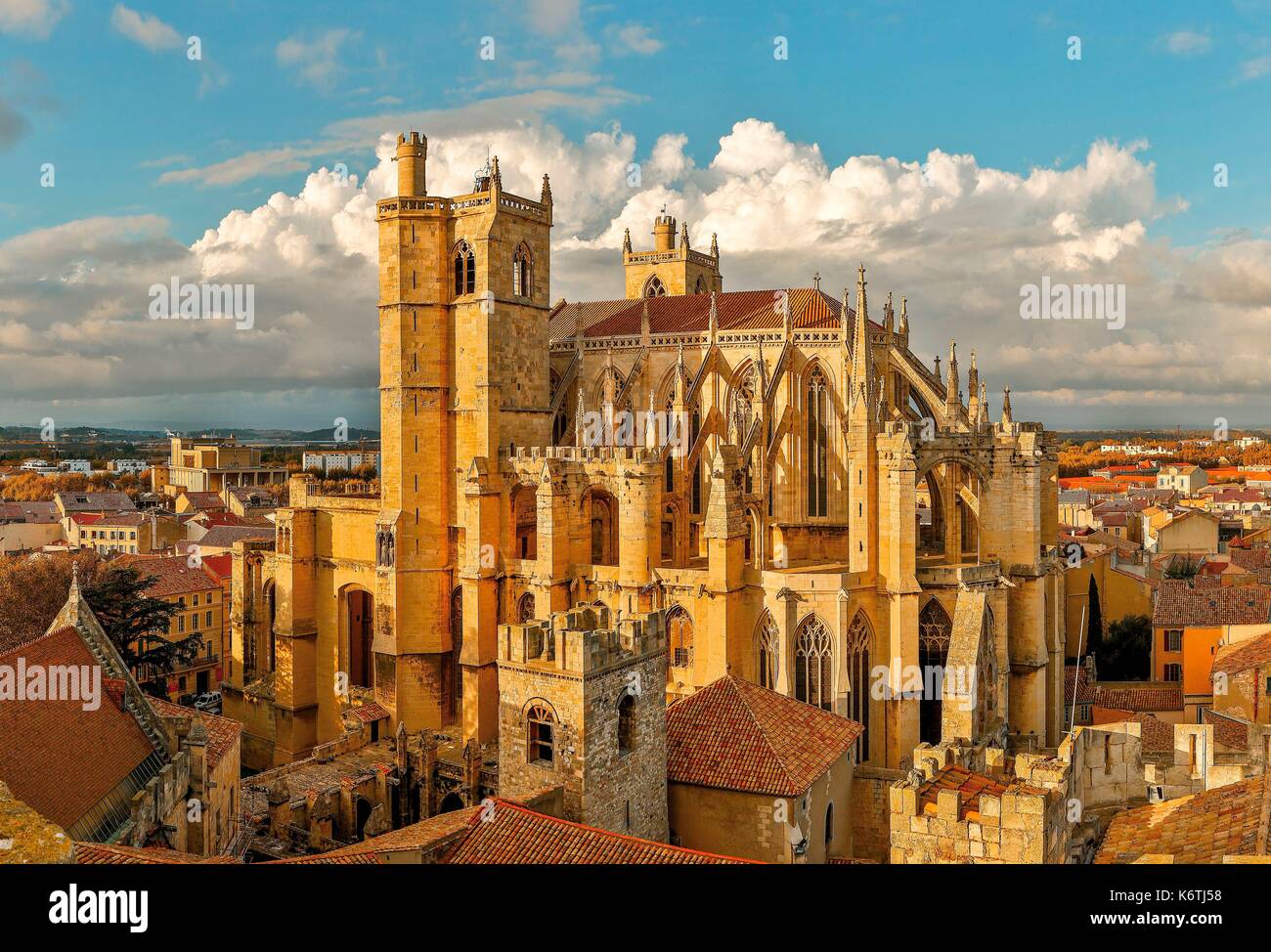 France, Aude, Narbonne, Saint Just et saint Pasteur catedral, avec vue sur la cathédrale de la tour du palais des archevêques Banque D'Images