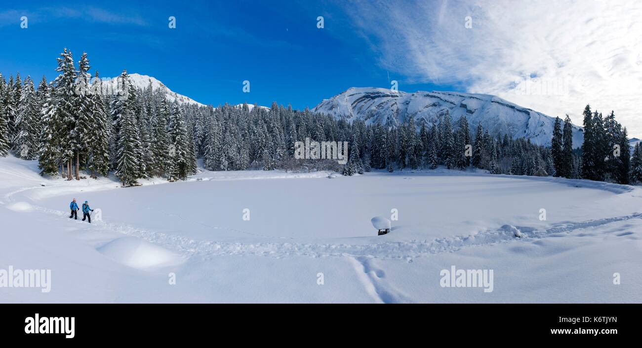 France, Haute-Savoie, Morzine, Col de cou, les randonneurs à pied le long des rives du Lac des mines d'or dans l'arrière-plan la tte de Bostan (2 406 m) Banque D'Images