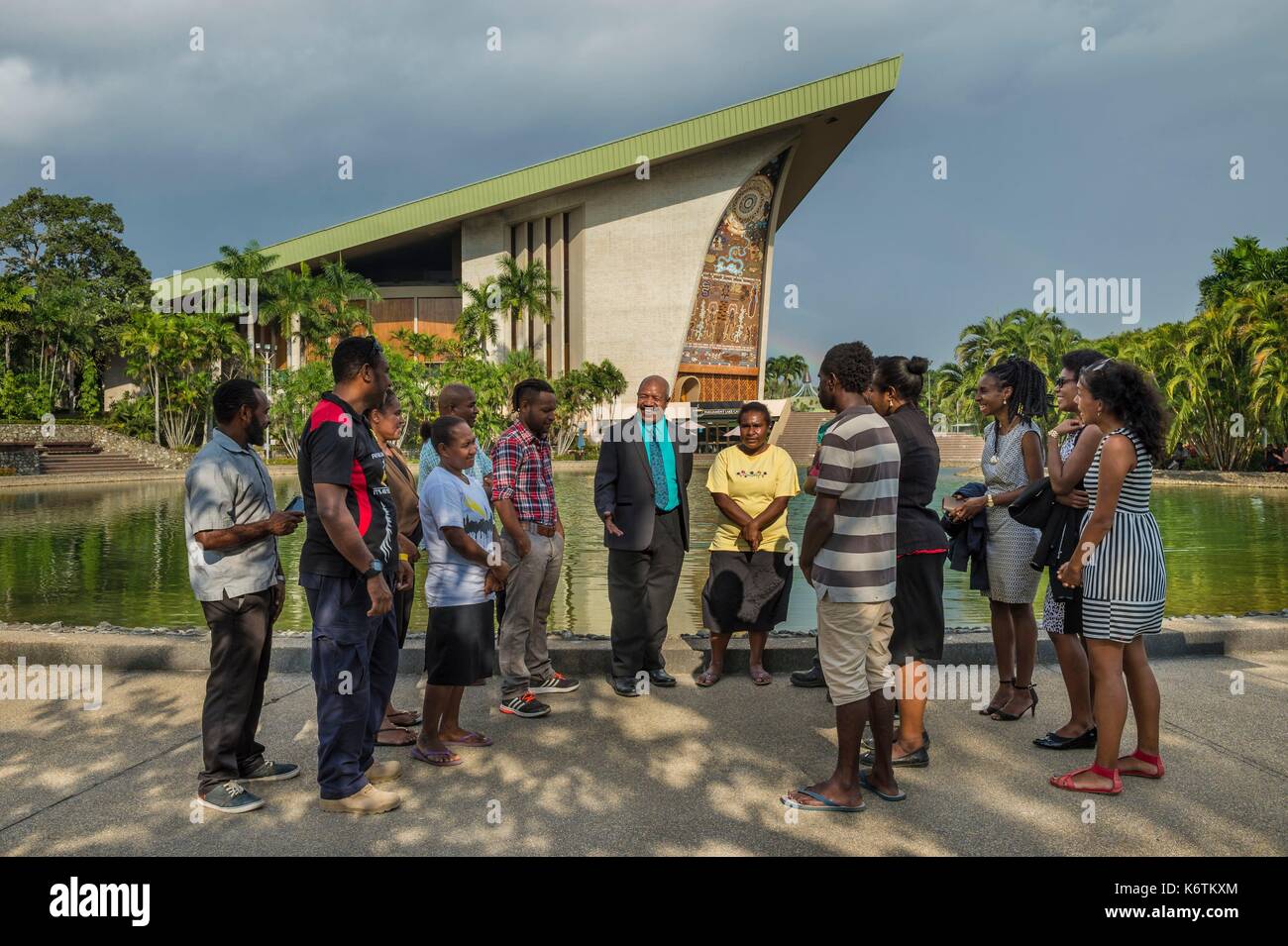 La Papouasie-Nouvelle-Guinée, la région de la Papouasie-Nouvelle-Bay, District de la capitale nationale, Port Moresby, parlement national, gouverneur Powes Parkop de parler avec des représentants de l'ONG Banque D'Images