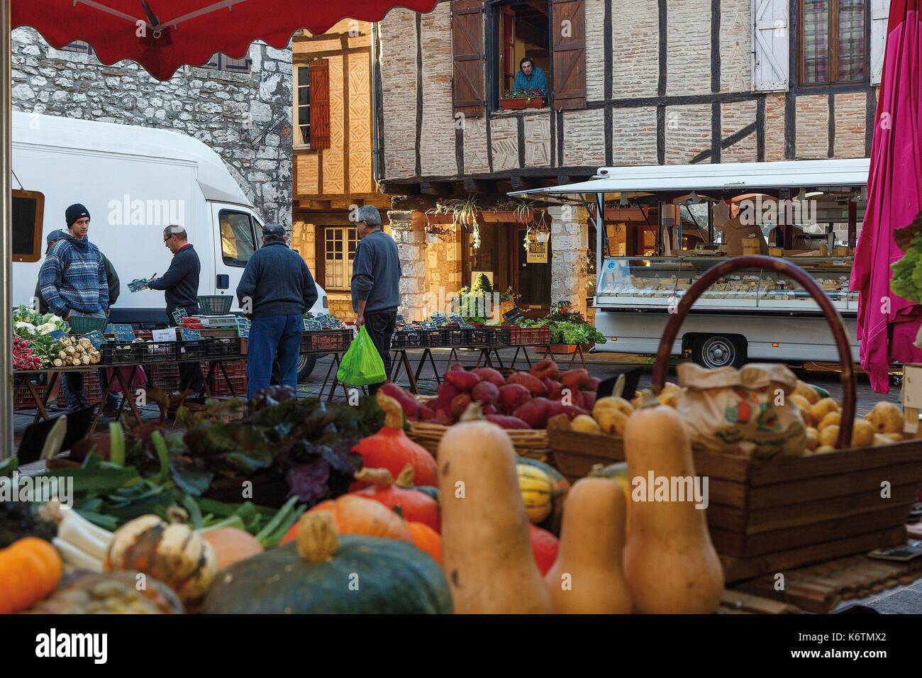 La France, Tarn, Castelnau de Montmiral, atmosphère de marché sur la place principale du village Banque D'Images