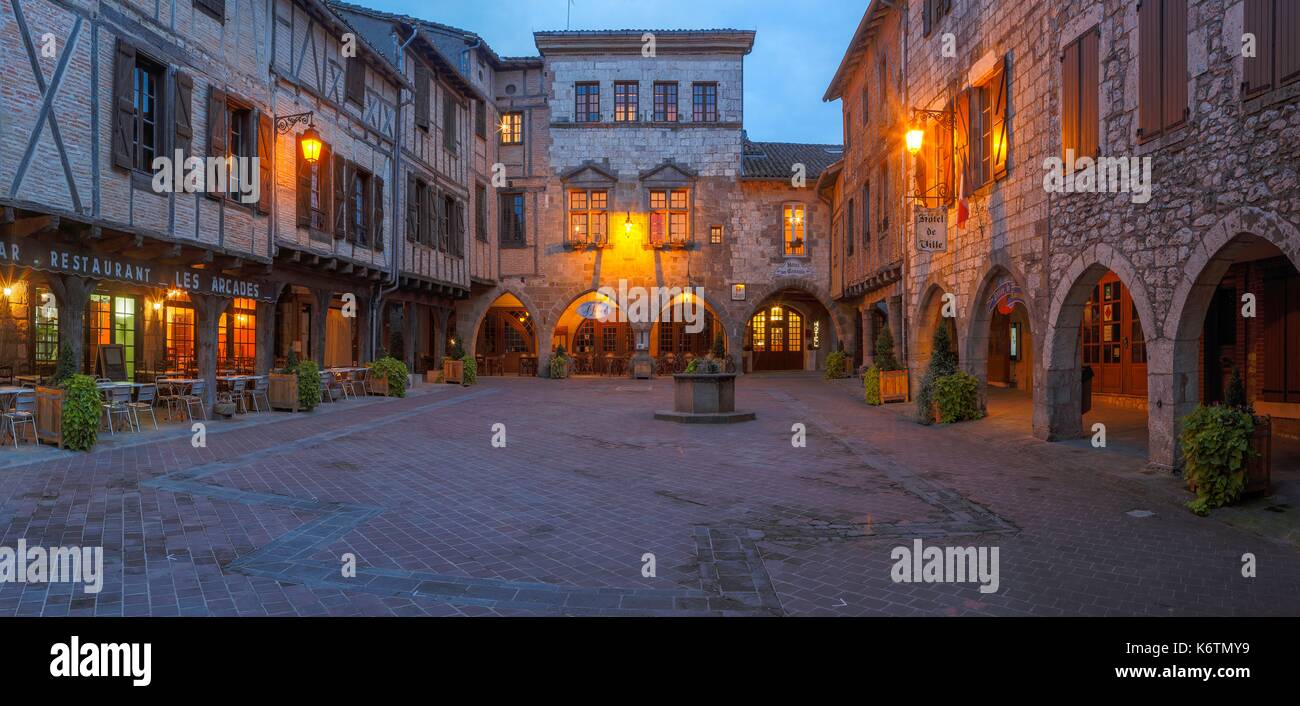 La France, Tarn, Castelnau de Montmiral, vue générale de la place principale de nuit Banque D'Images