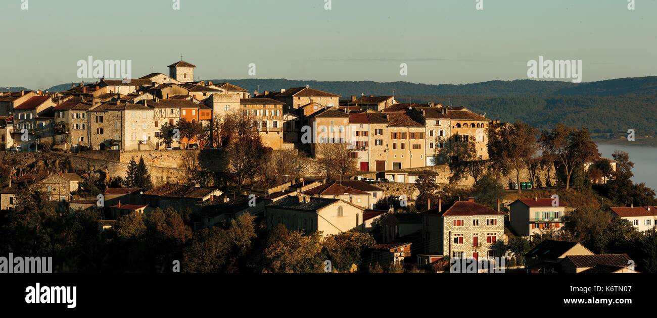 La France, Tarn, Castelnau de Montmiral, village du sud à l'automne à l'aube Banque D'Images