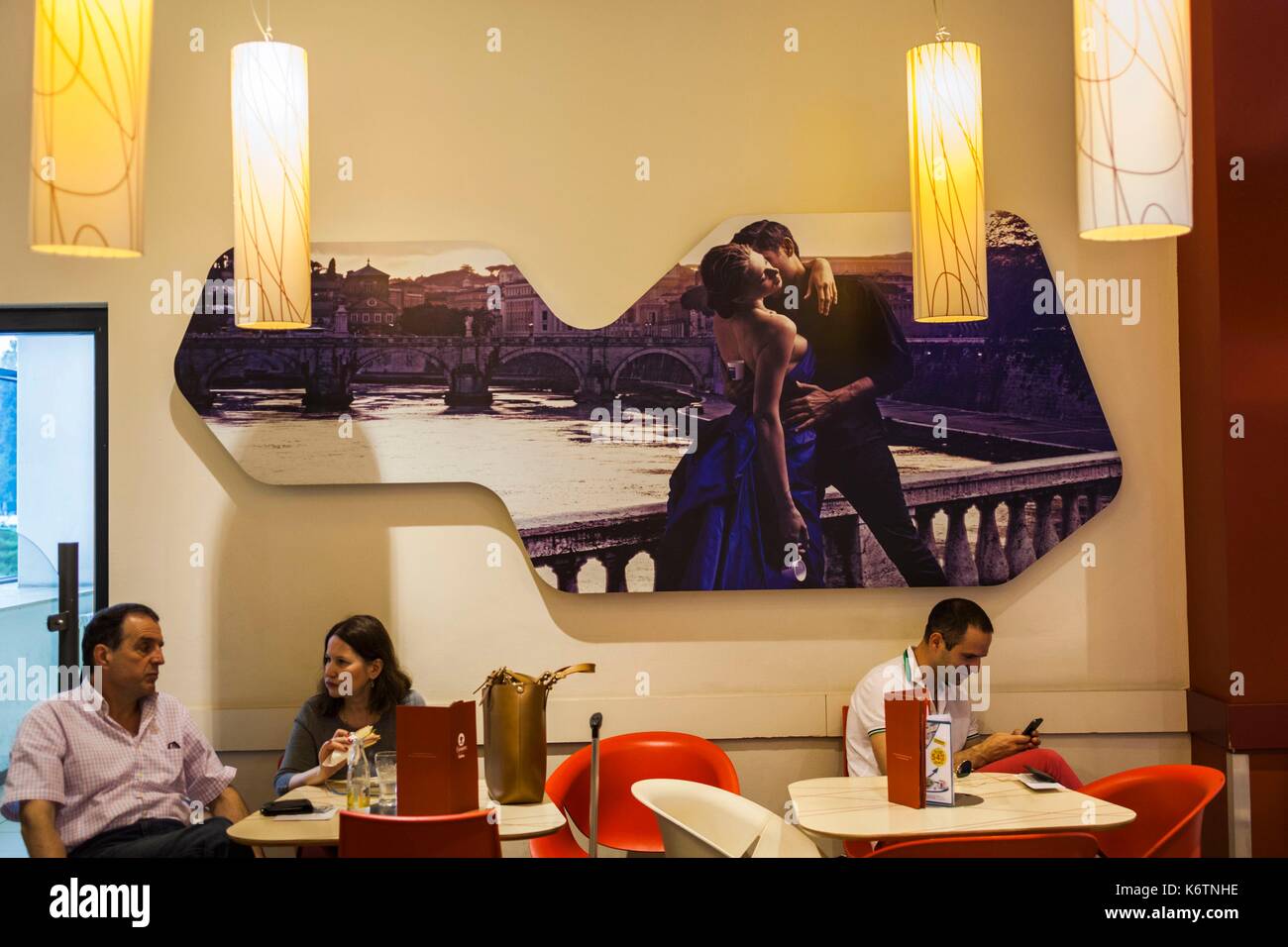 Roumanie, Bucharest, Bucarest aéroport, café avec fresque séduction Banque D'Images
