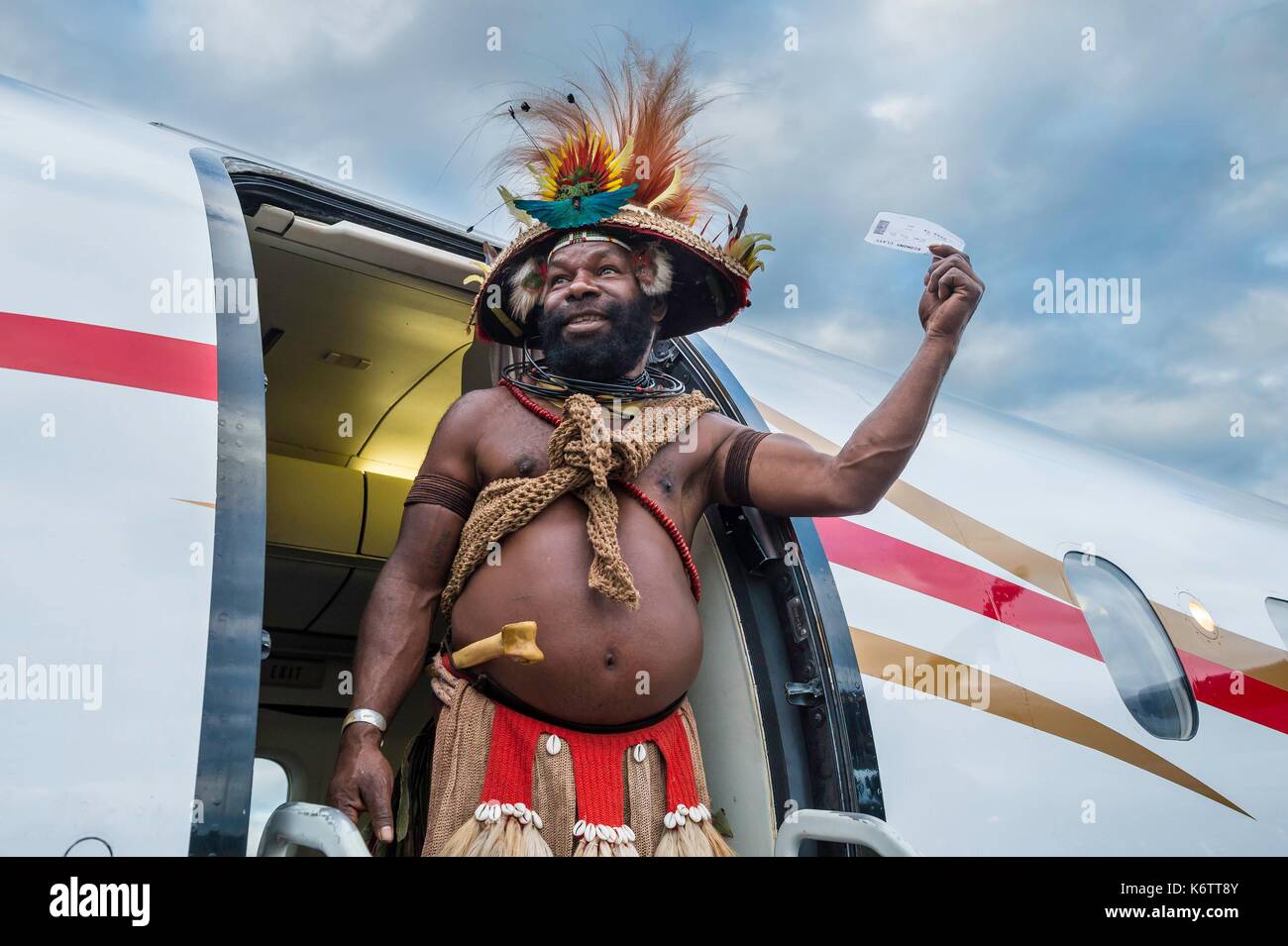 La Papouasie-Nouvelle-Guinée, la Papouasie-Nouvelle-Guinée, National Capital District, District de la capitale nationale, Port Moresby City, Jackson Airport, chef Mundiya Kepanga embarque sur un vol d'Air Niugini Banque D'Images