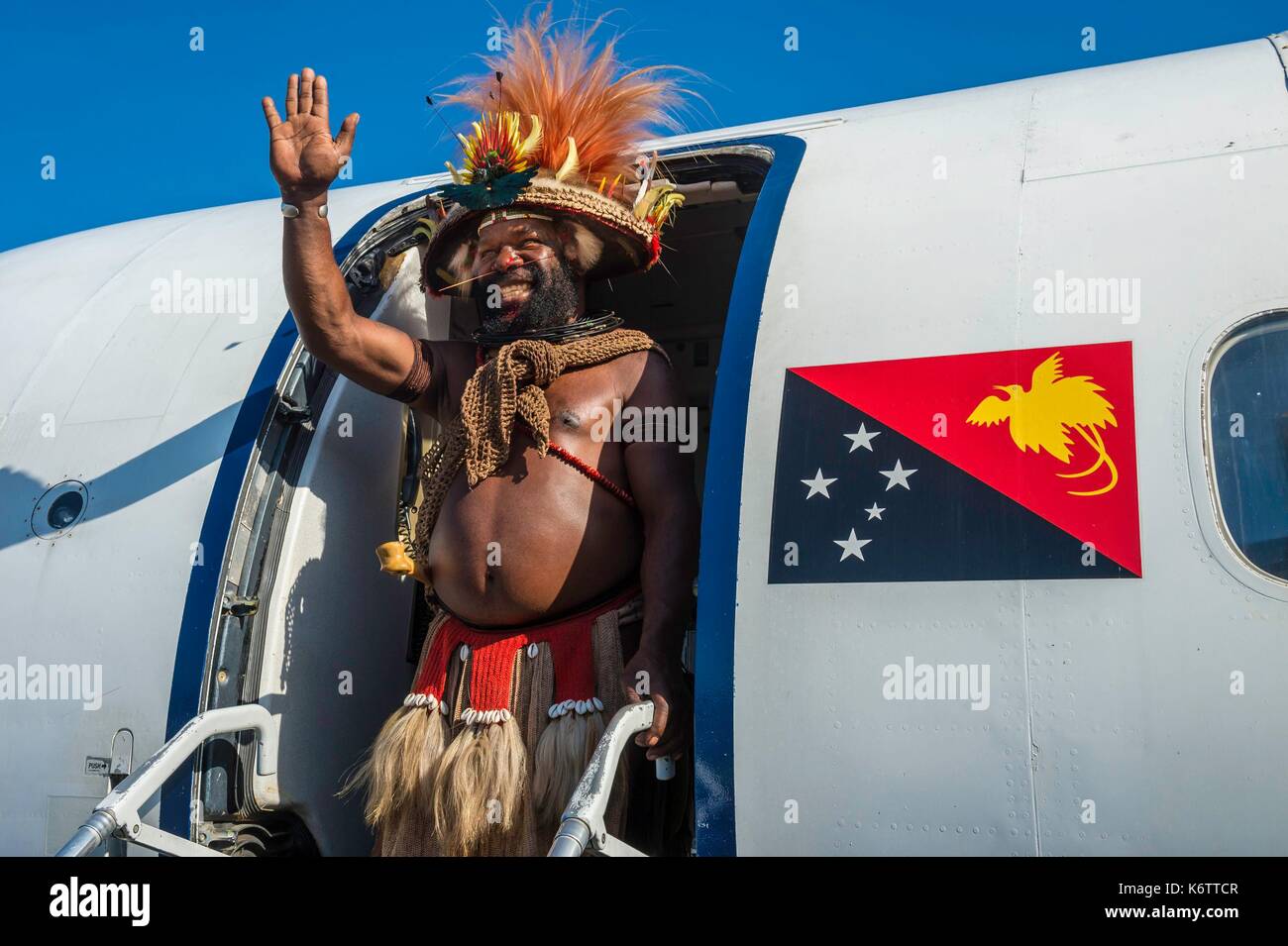 La Papouasie-Nouvelle-Guinée, la Papouasie-Nouvelle-Guinée, National Capital District, District de la capitale nationale, Port Moresby City, Jackson Airport, chef Mundiya Kepanga embarque sur un vol d'Air Niugini Banque D'Images