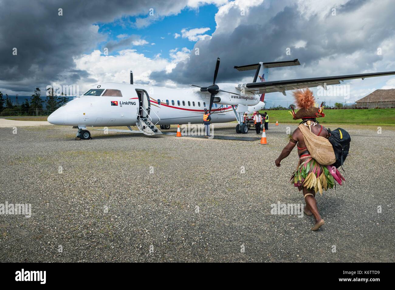 La Papouasie-Nouvelle-Guinée, la Papouasie-Nouvelle-Guinée, Hela Province, tari, l'aéroport, chef Mundiya Kepanga embarque sur un vol d'Air Niugini Banque D'Images