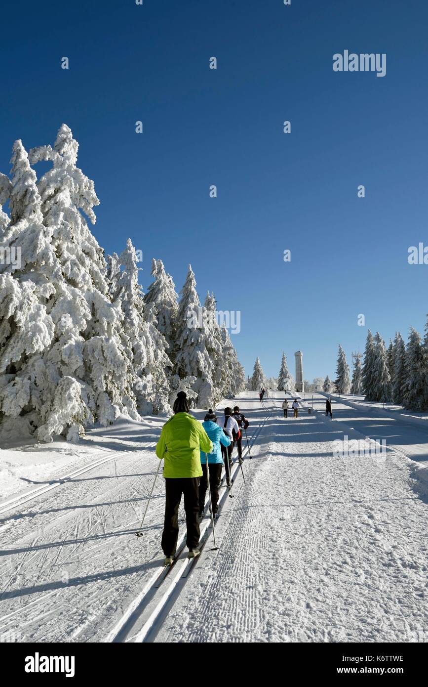 La France, Bas Rhin, Hautes Vosges, Belmont, Champ du Feu (1099 m), sommet  en hiver, Club vosgien, la tour de ski nordique Photo Stock - Alamy