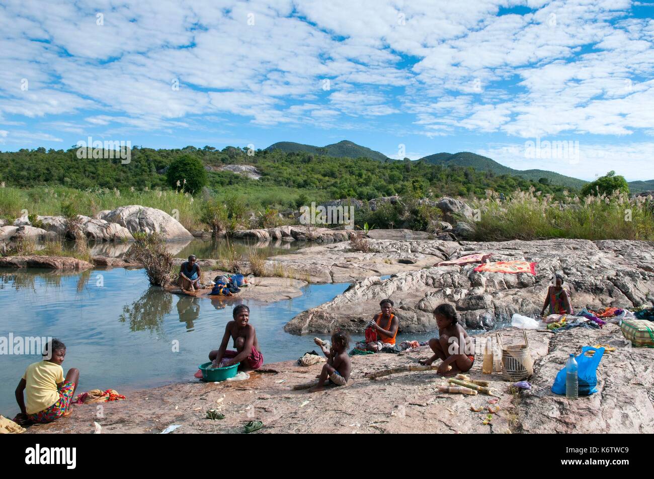 Madagascar, TulŽar, Fort-Dauphin, Tolagnaro, groupe de femmes faisant la lessive dans la rivière Banque D'Images