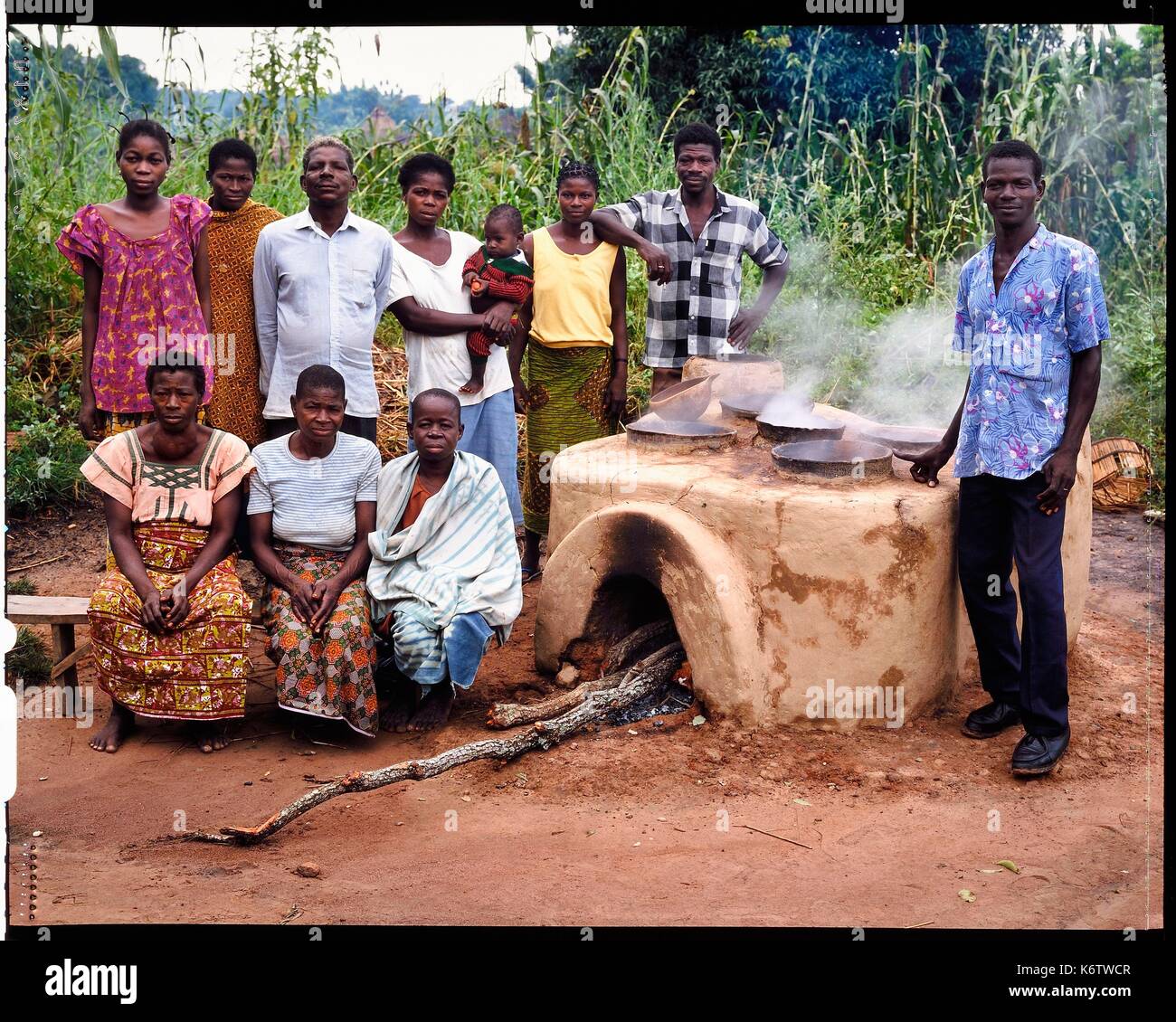 Burkina Faso, Lobi, province de Poni, LoropŽni terre, faisant de la traditionnelle bière de sorgho par les femmes (ici les épouses de Célestin Kambou), cheminée où est mis à bouillir la boisson qui deviendra le dolo également appelé tchapalo Banque D'Images