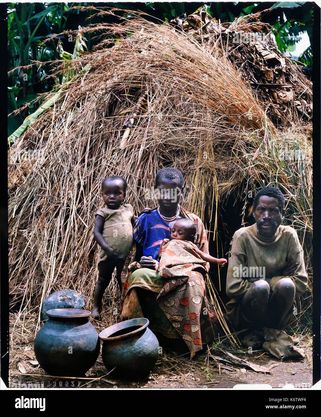 Le Burundi, province de Muyinga, Twa ou potiers Batwa (pygmées), leur habitat est généralement très pauvre comme ici des paillotes, les pots (inkono) sont modelés dans l'argile à la main sur un morceau de vieux pot par la technique de l'enroulement, après avoir été lissé, un dessin est imprimé à l'aide d'un bâton ou d'un cordon tressé en cours sur la surface du pot, lorsque les pots sont secs après plusieurs jours, ils sont brièvement cuit dans un feu de bois et d'herbes, mais les cendres de la cuisson doit apparaître en vente dans le but de prouver que le pot n'a jamais été utilisé par le Twa parce que personne ne voudrait il (4x5 film d'inversion de la reproduction) Banque D'Images