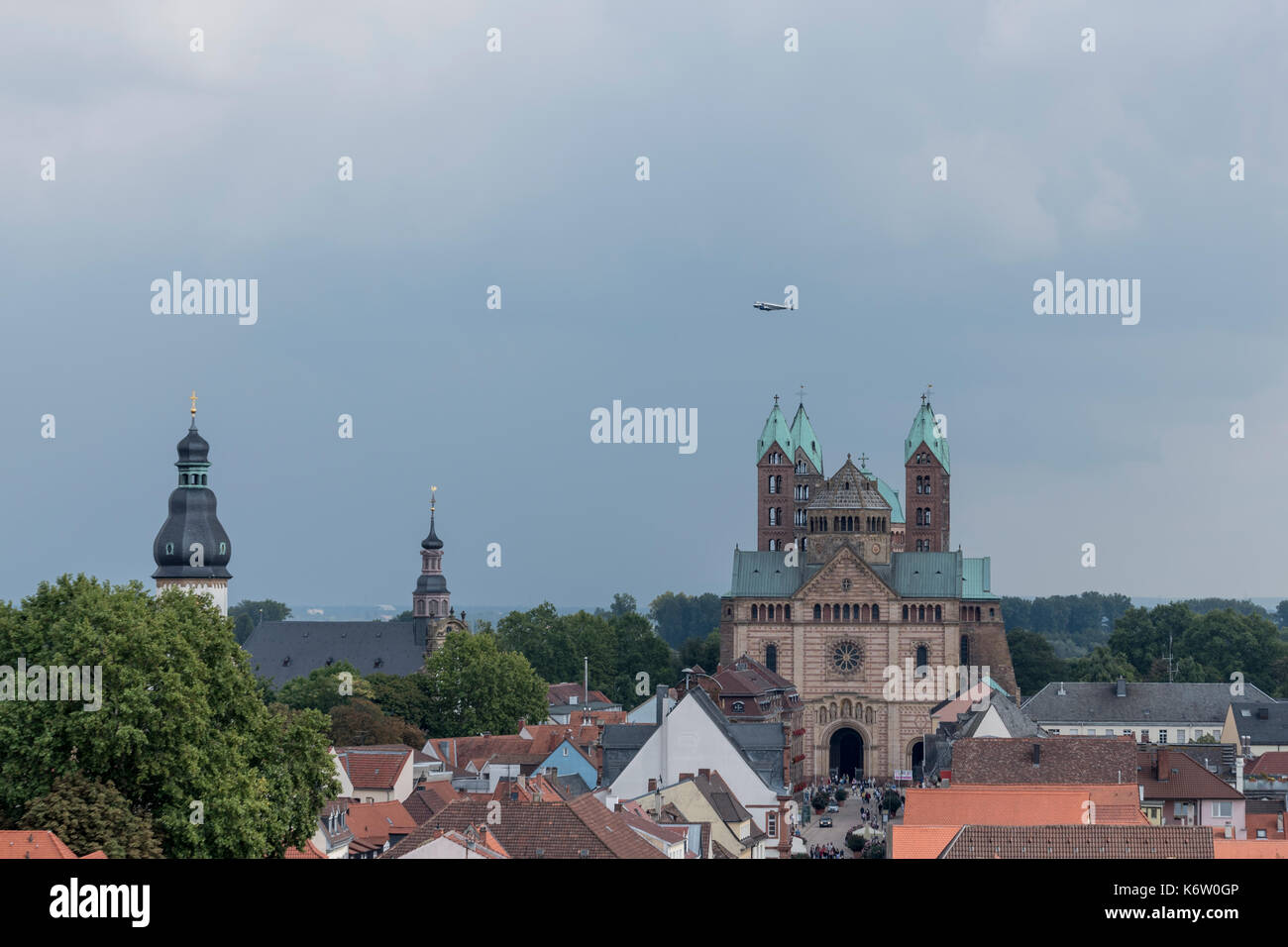 Speyer, GER, Rheinland-Pfalz - septembre 02, Speyer von Oben, Altpörtel Aussichtsplattform . Im Bild: Eine Beechcraft modèle 18 fliegt am Kaiserdom von Banque D'Images