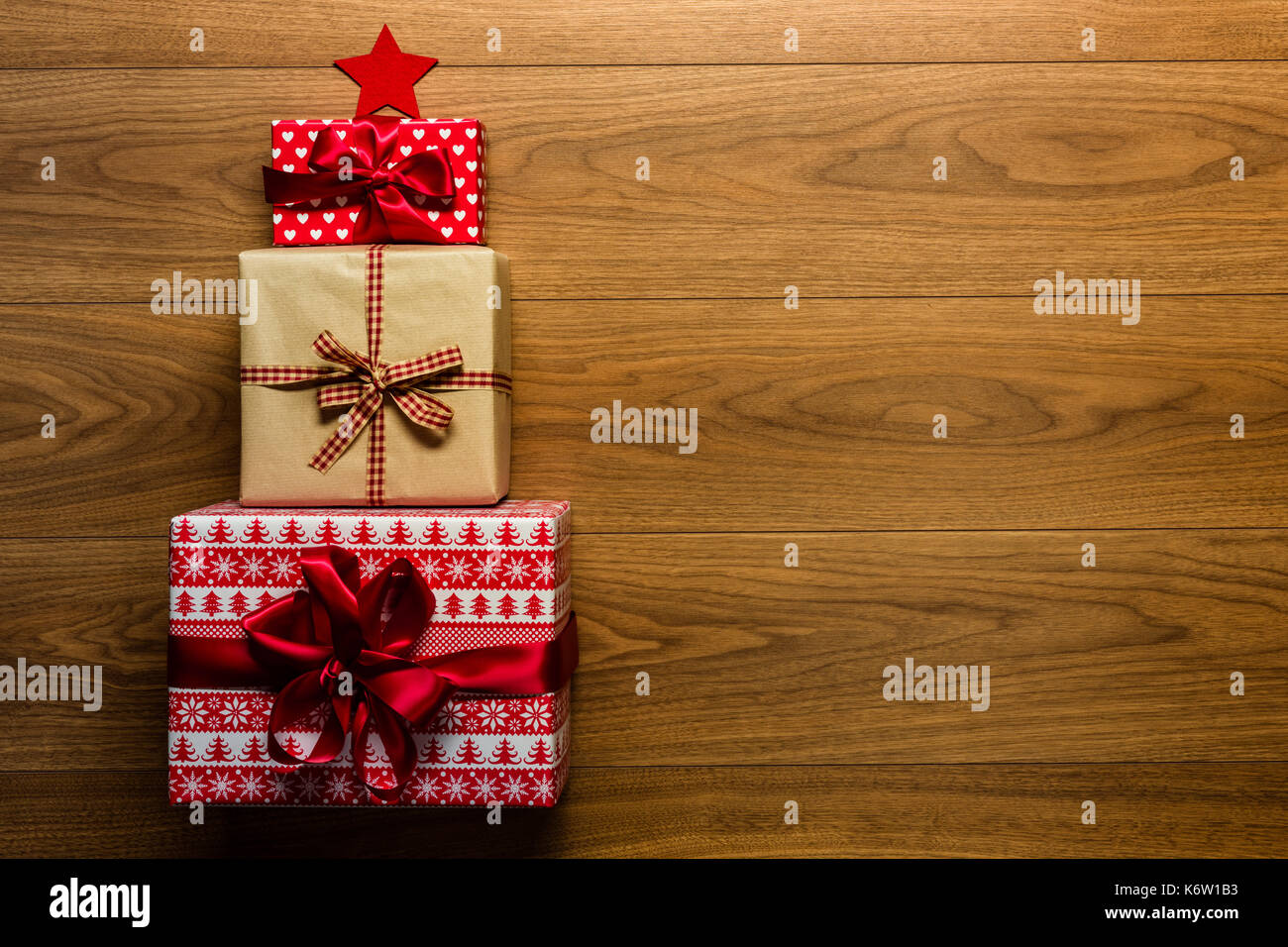 Arbre de Noël de magnifique gifts sur fond de bois, vue du dessus Banque D'Images