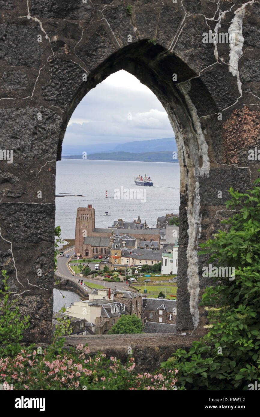 La Cathédrale Saint-colomba, vu à travers l'arc de la tour McCaig, Oban, Scotland Banque D'Images