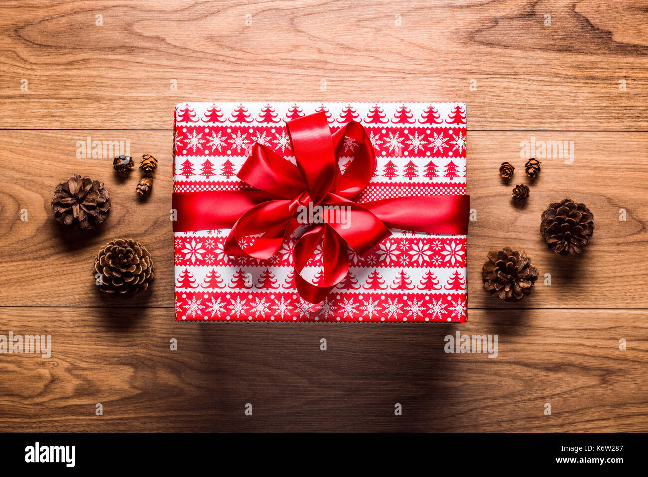 Thème de noël magique, cadeau de Noël et des pommes de pin sur table en bois Banque D'Images
