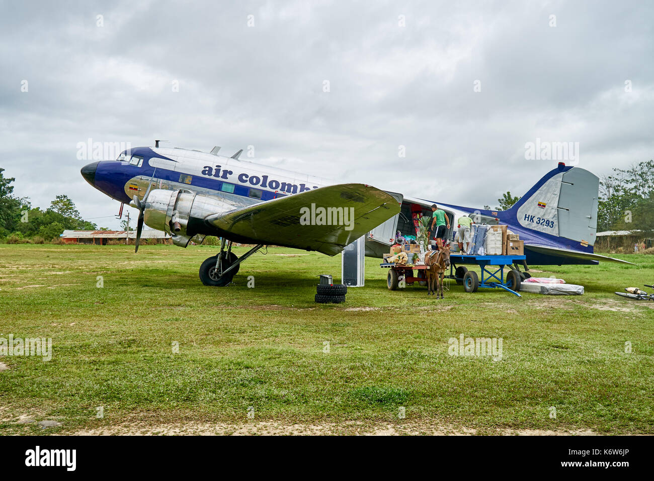 Vieux Douglas DC-3 avion à hélice chargé à partir d'âne , chariot Serrania de la Macarena, La Macarena, Colombie, Amérique du Sud Banque D'Images