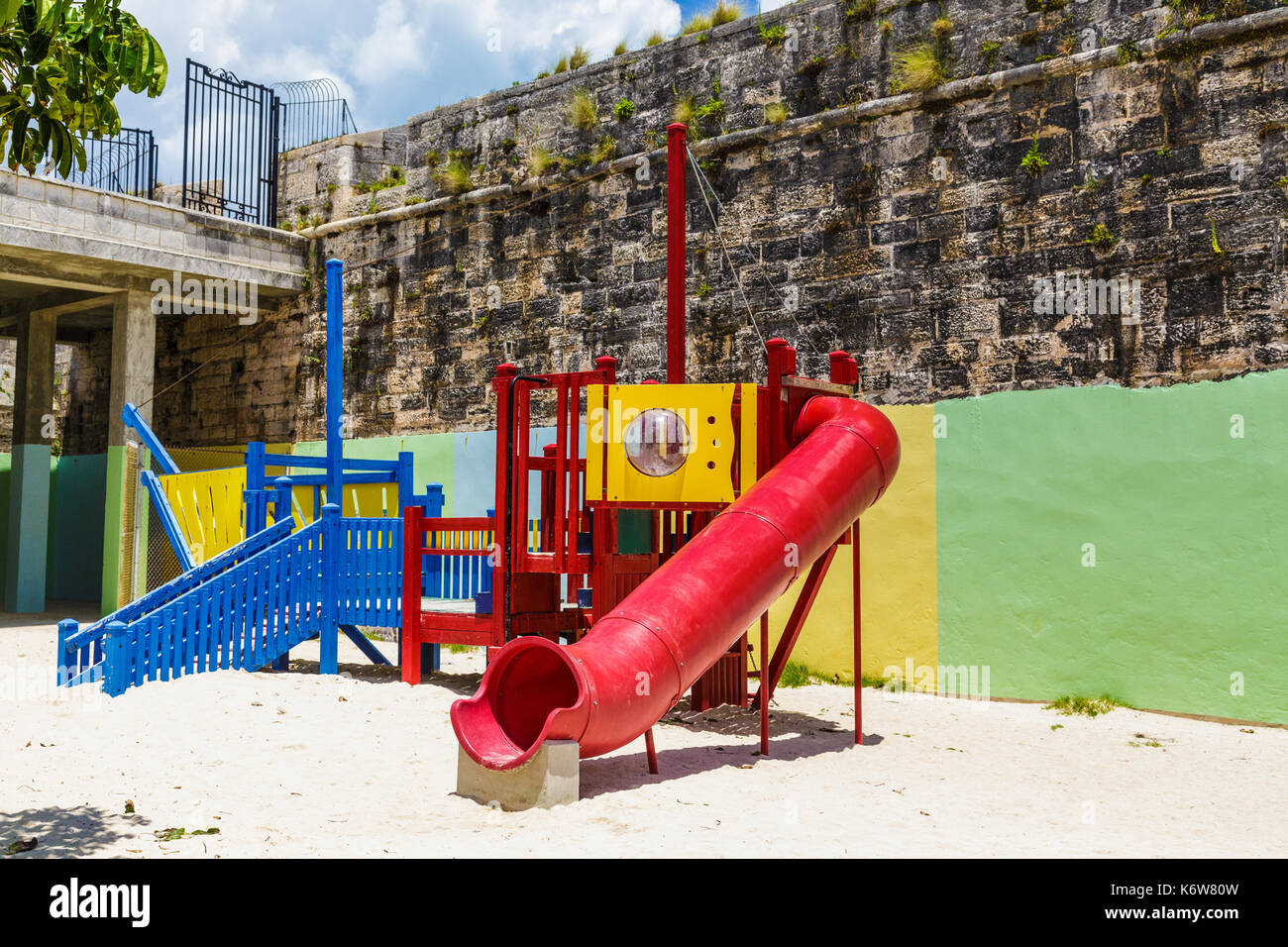 Une aire de jeux colorée dans le sable à l'ancien chantiers navals aux Bermudes Banque D'Images