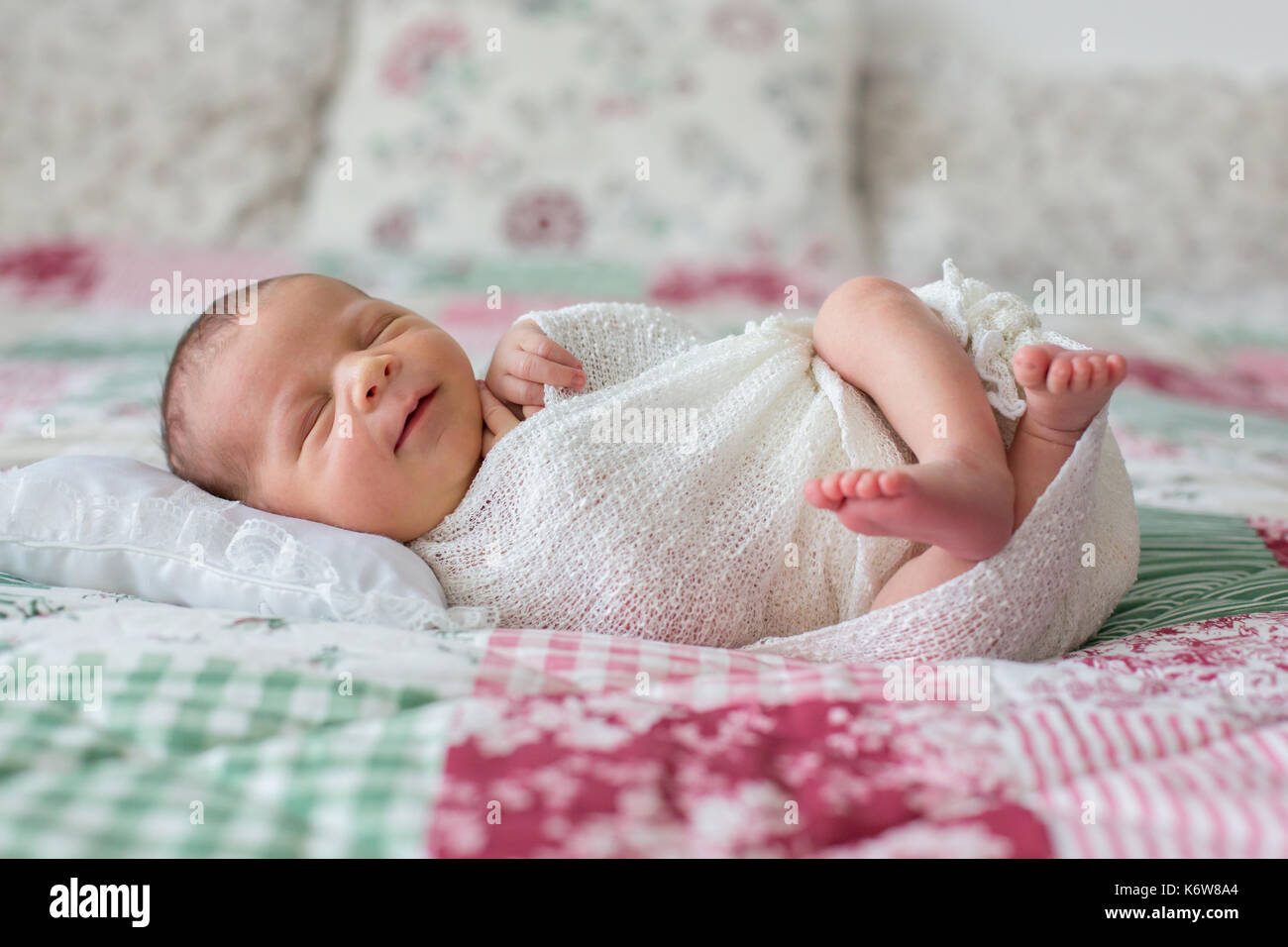 Beau Bebe Nouveau Ne Garcon Souriant Largement Enveloppee En Finalisation Couchee Dans Son Lit Dormant Paisiblement Le Sommeil Du Nourrisson Au Lit Un Peu Petit Enfant En Bonne Sante Photo Stock Alamy