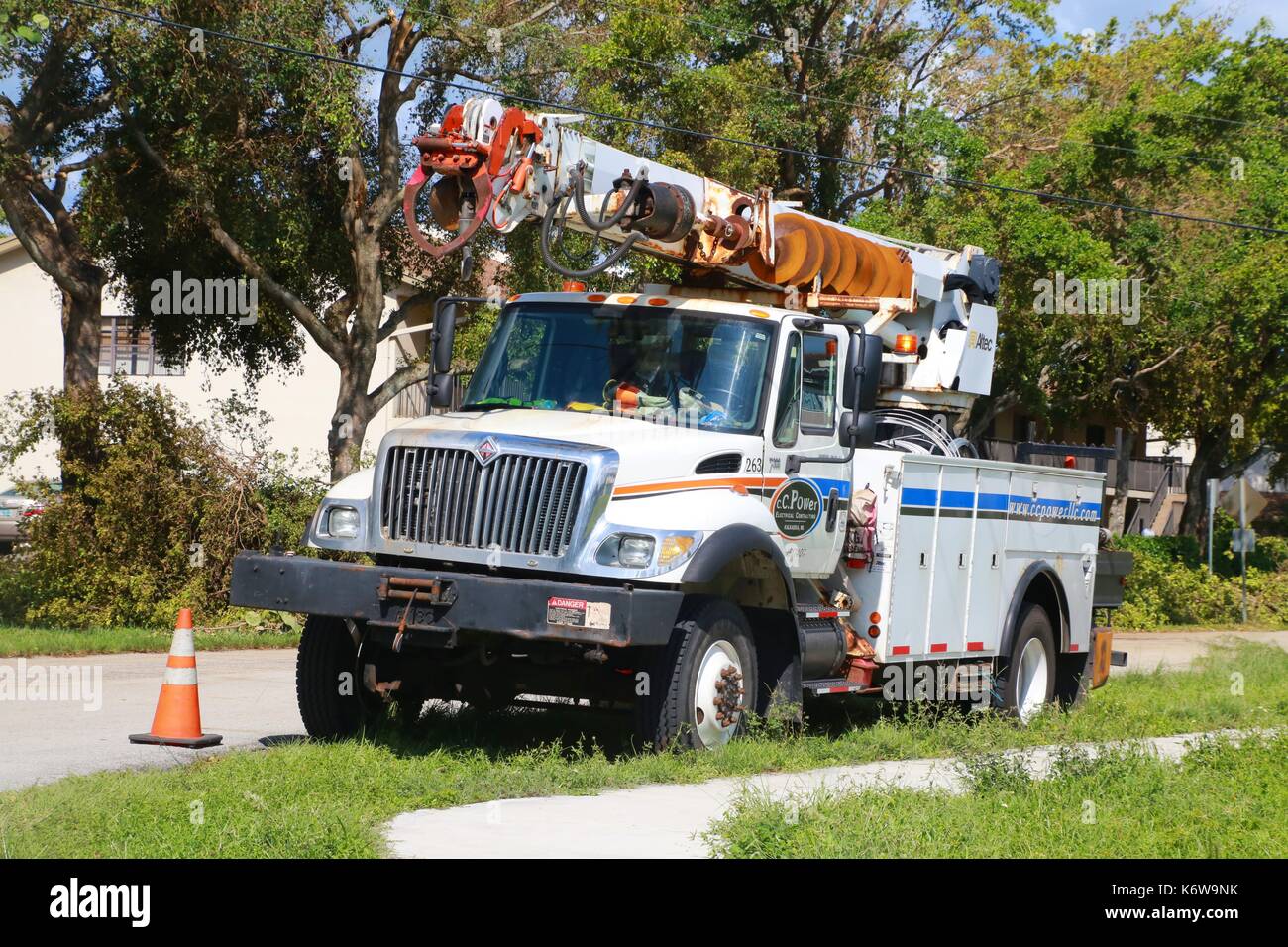 Camion utilitaire électrique fpl stationnée sur la rue de quartier comme les poseurs de lignes électriques réparation après l'ouragan irma Banque D'Images