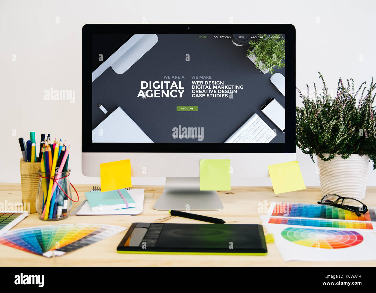 La papeterie de bureau avec les bébés, conception ordinateur et tablette graphique. site web de l'agence numérique. Banque D'Images