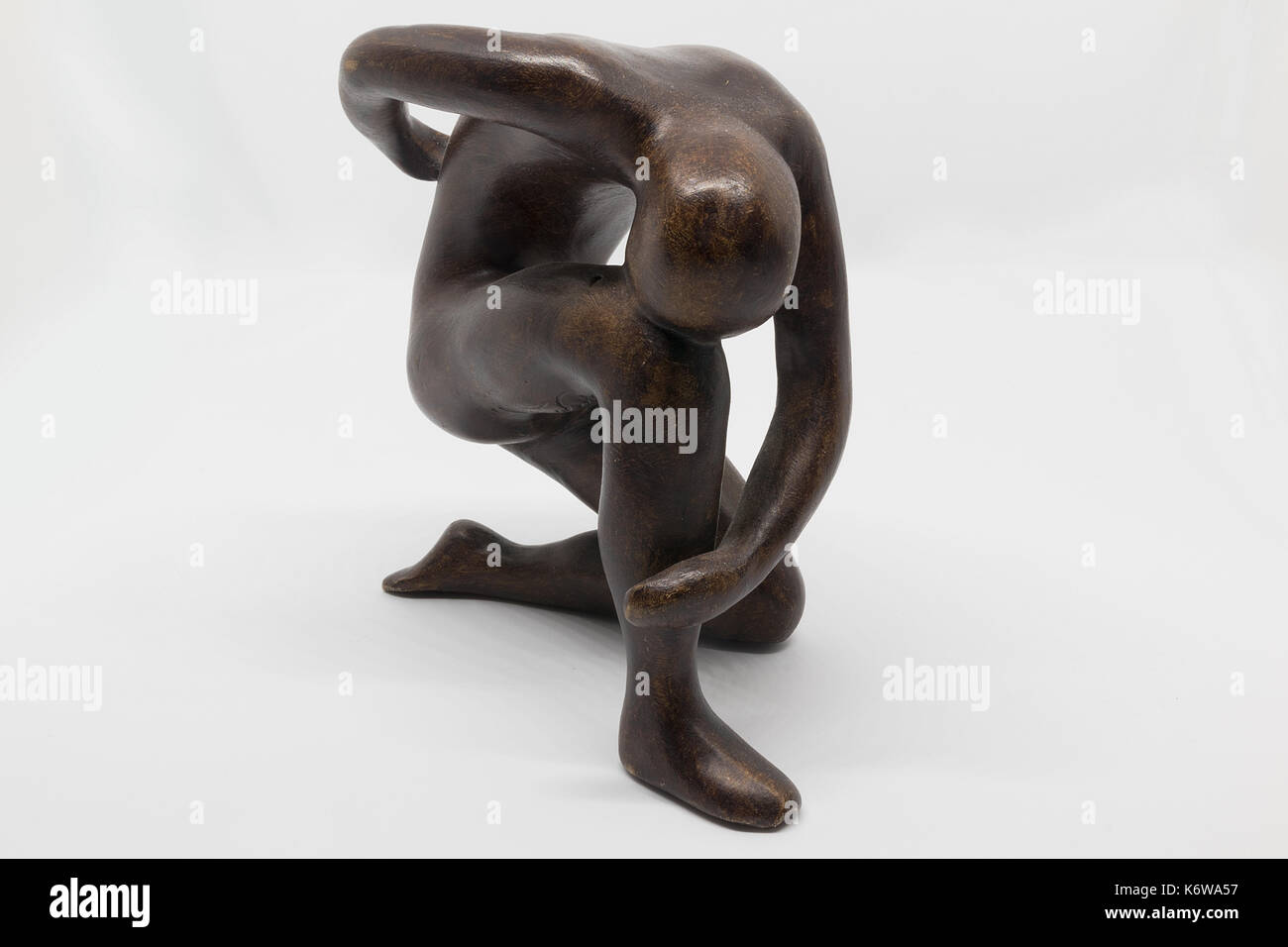 Sculpture en bois de l'homme accroupi, isolé sur fond blanc Photo Stock -  Alamy