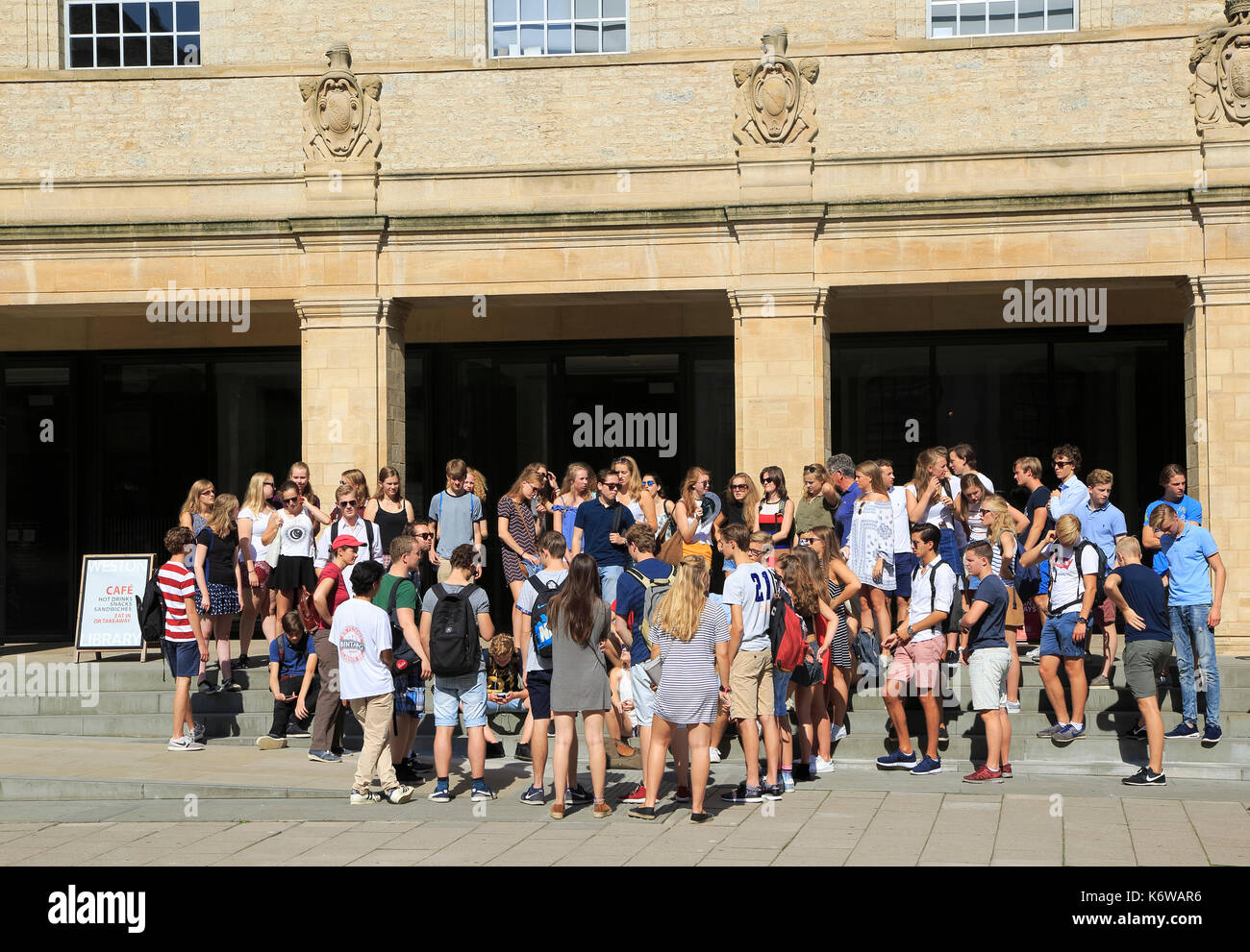 Grand groupe d'étudiants en visite à l'extérieur de Weston, bibliothèque de l'Université d'Oxford, England, UK Banque D'Images