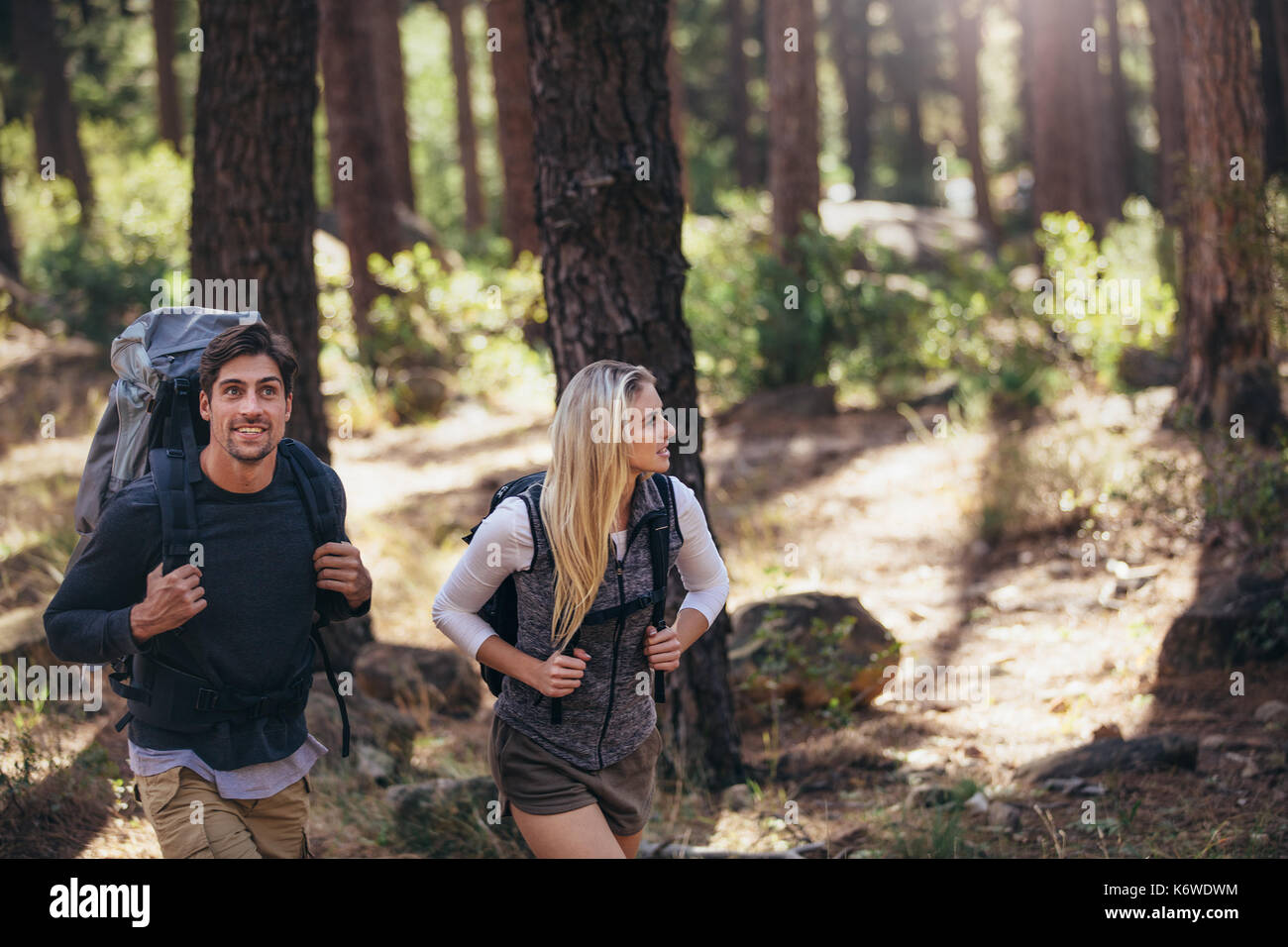 L'homme et la femme les randonneurs randonnée en forêt. Explorer la nature couple randonneur marchant à travers les bois. Banque D'Images