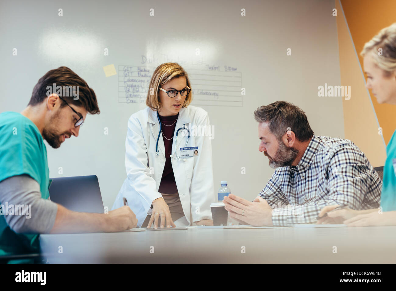 Le leadership féminin. Le personnel médical ayant la conférence qui s'est tenue à l'hôpital. Femme médecin personnel de l'hôpital d'information au cours de réunion. Banque D'Images